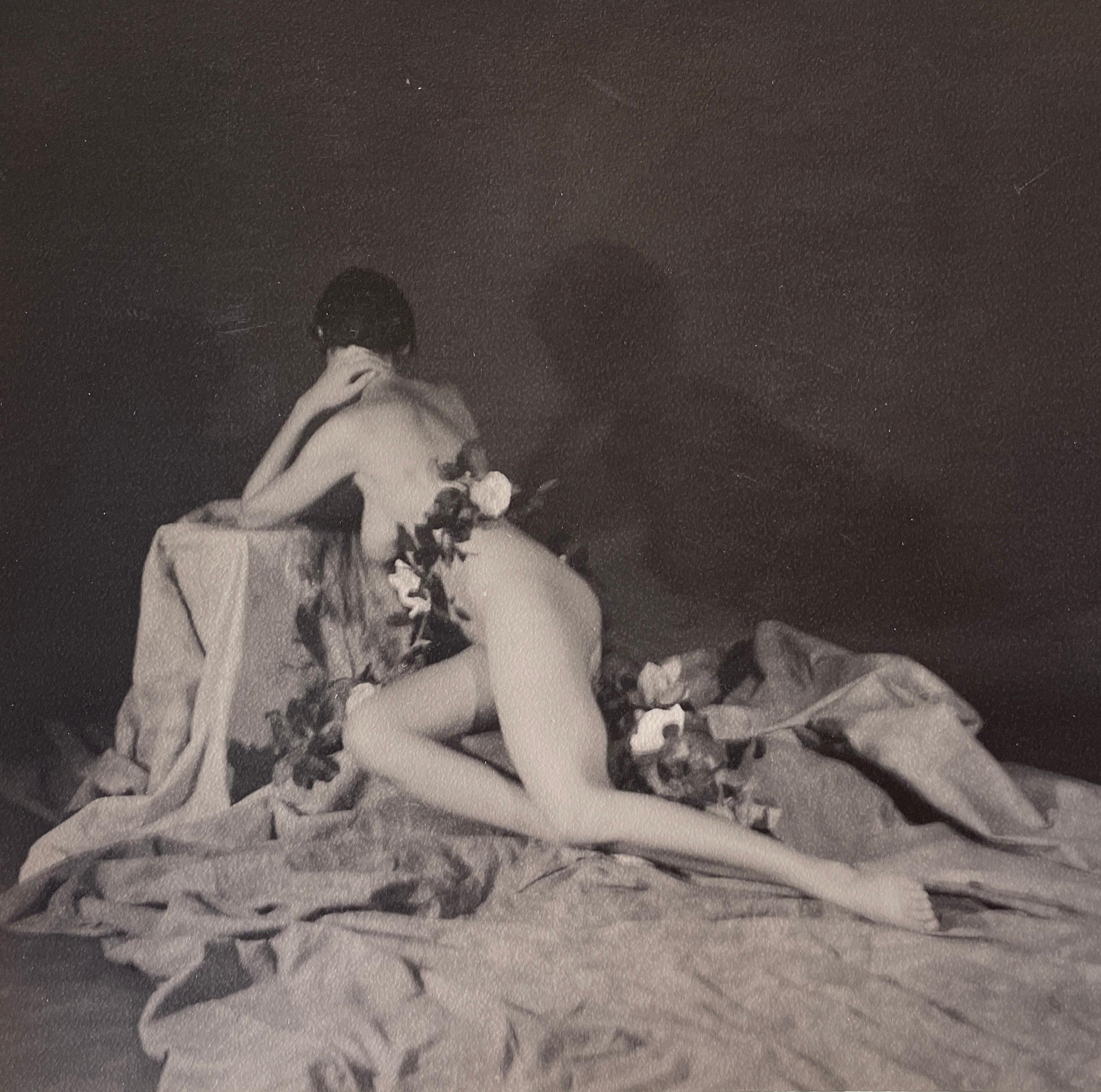 Man Ray inspirierte nackte Frau mit Blumen posiert