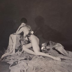 Man Ray inspirée, femme nue posant avec des fleurs