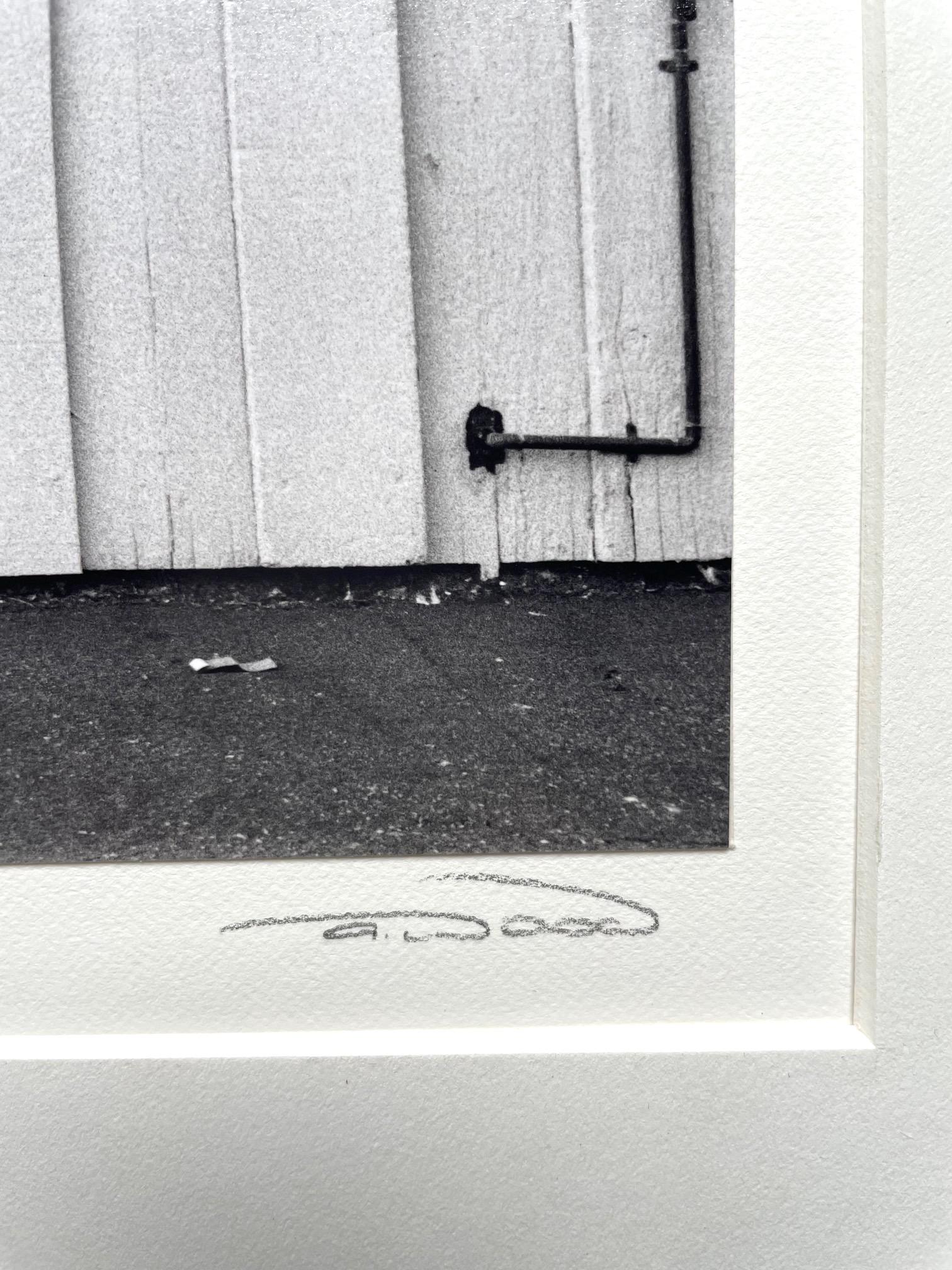 Newtonesque, Nackter Rauch im Außenbereich des Lagerhauses (Grau), Nude Photograph, von Alli Wood