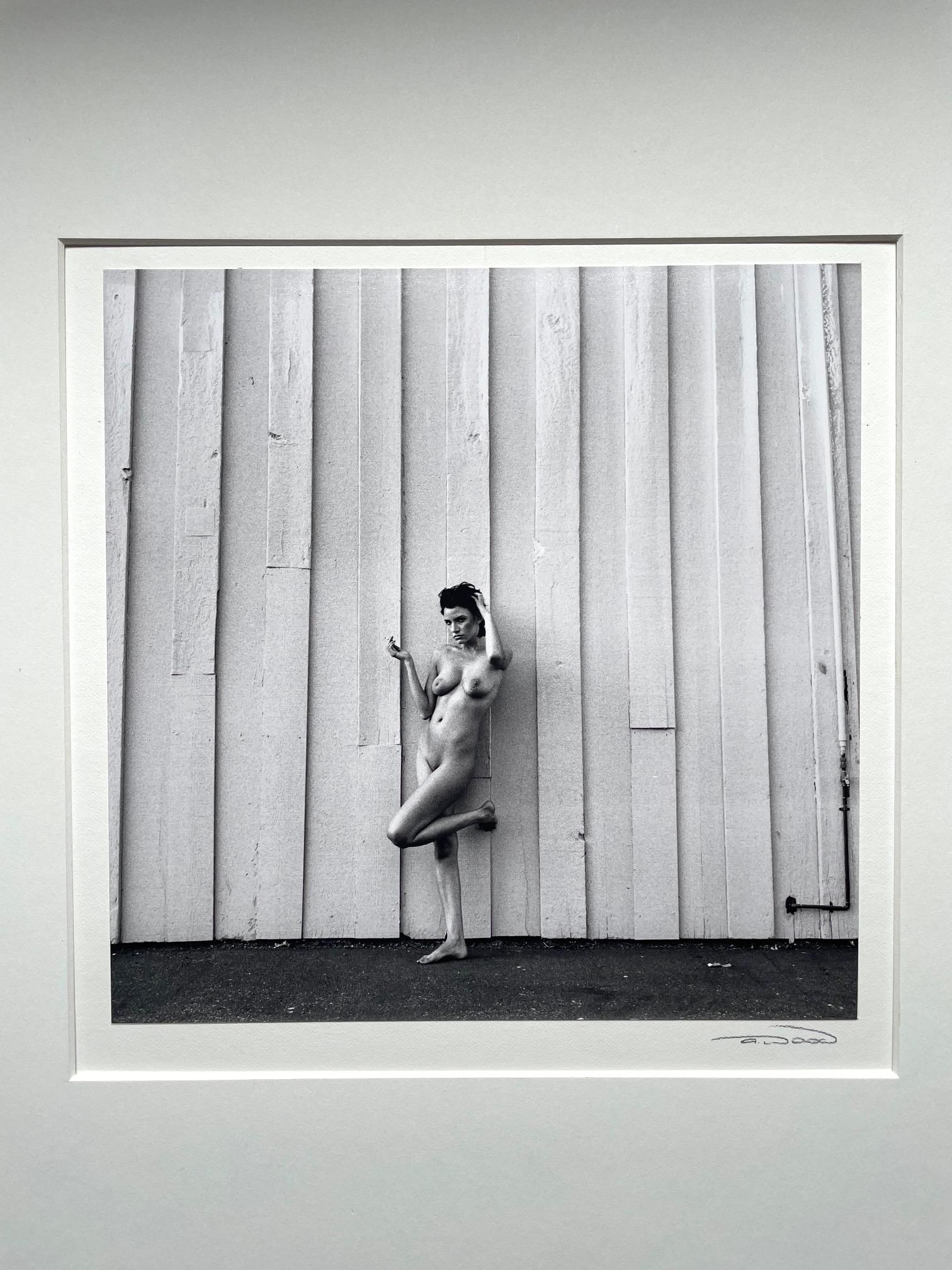 Alli Wood Nude Photograph – Newtonesque, Nackter Rauch im Außenbereich des Lagerhauses