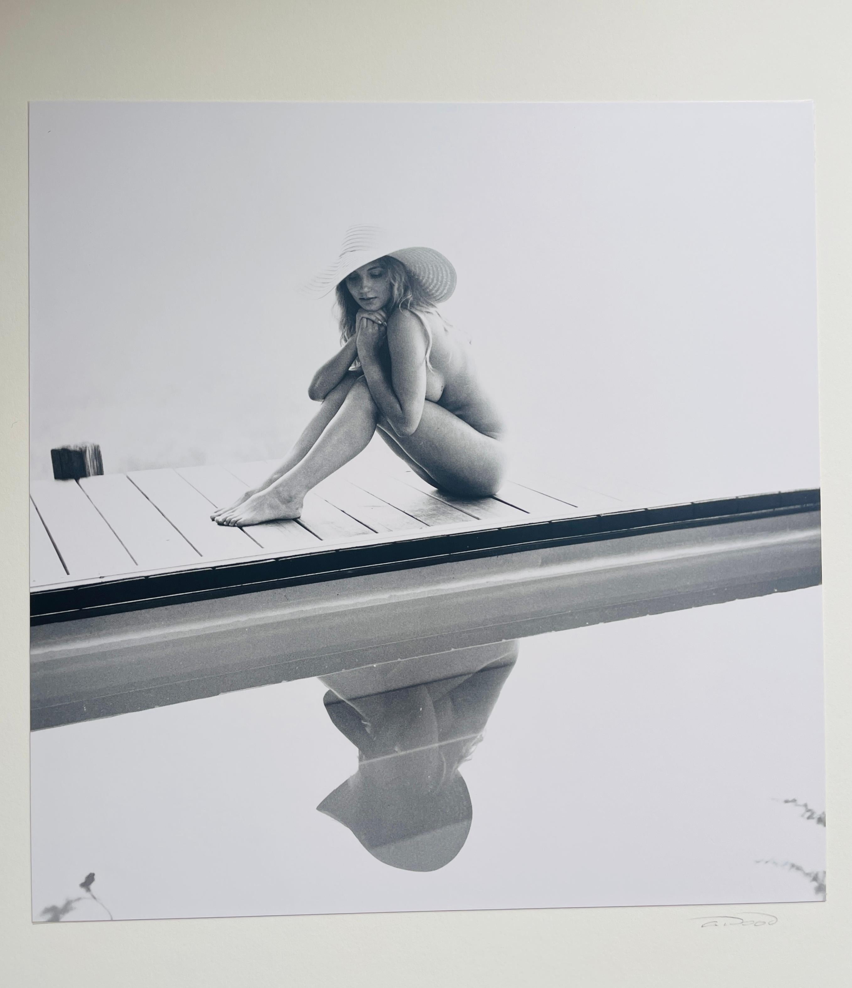 Reflejo, Mujer desnuda con sombrero junto a la piscina
