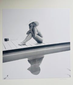 Reflejo, Mujer desnuda con sombrero junto a la piscina