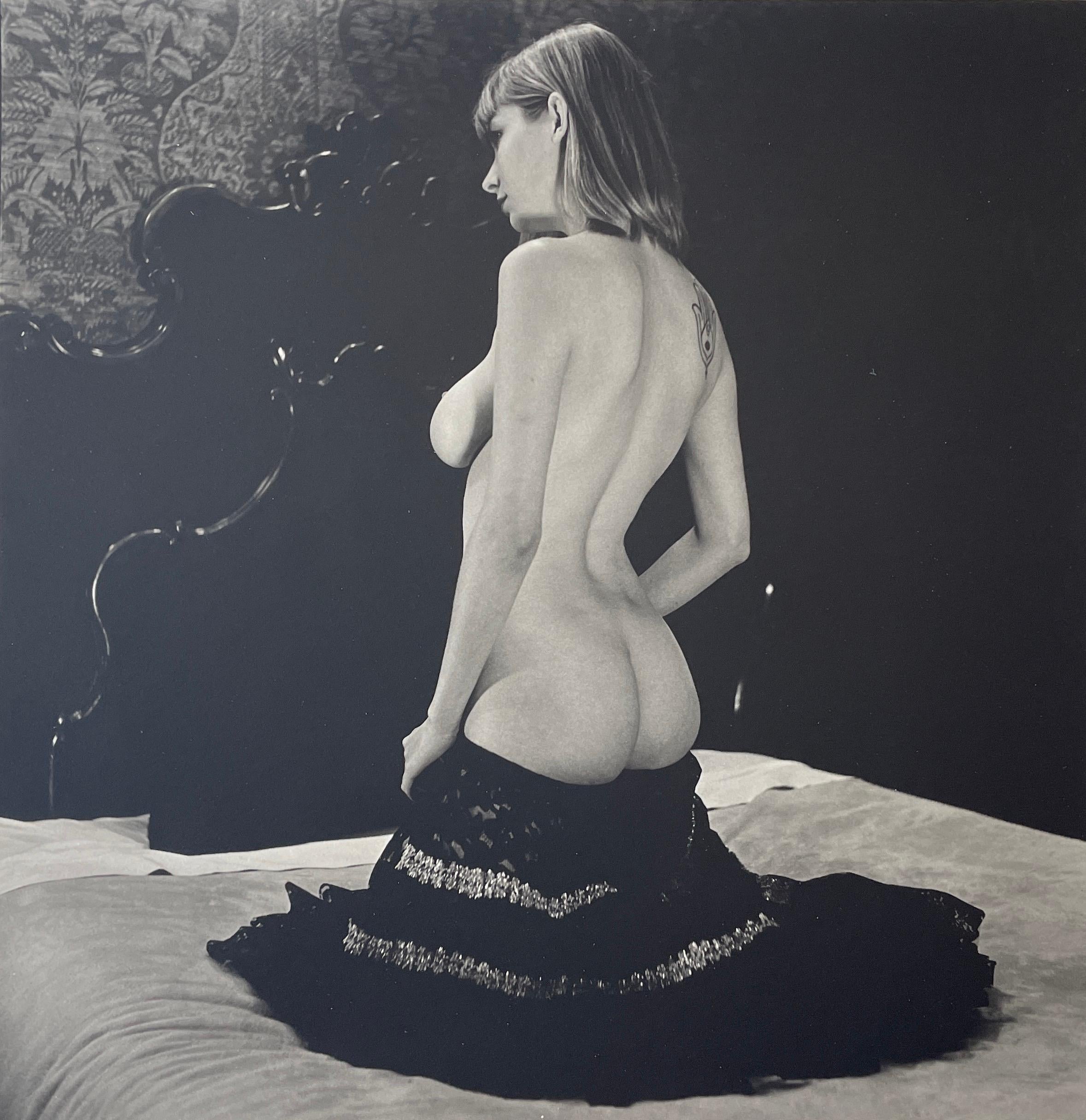 Alli Wood Nude Photograph – Nackte Frau im alten Hotel