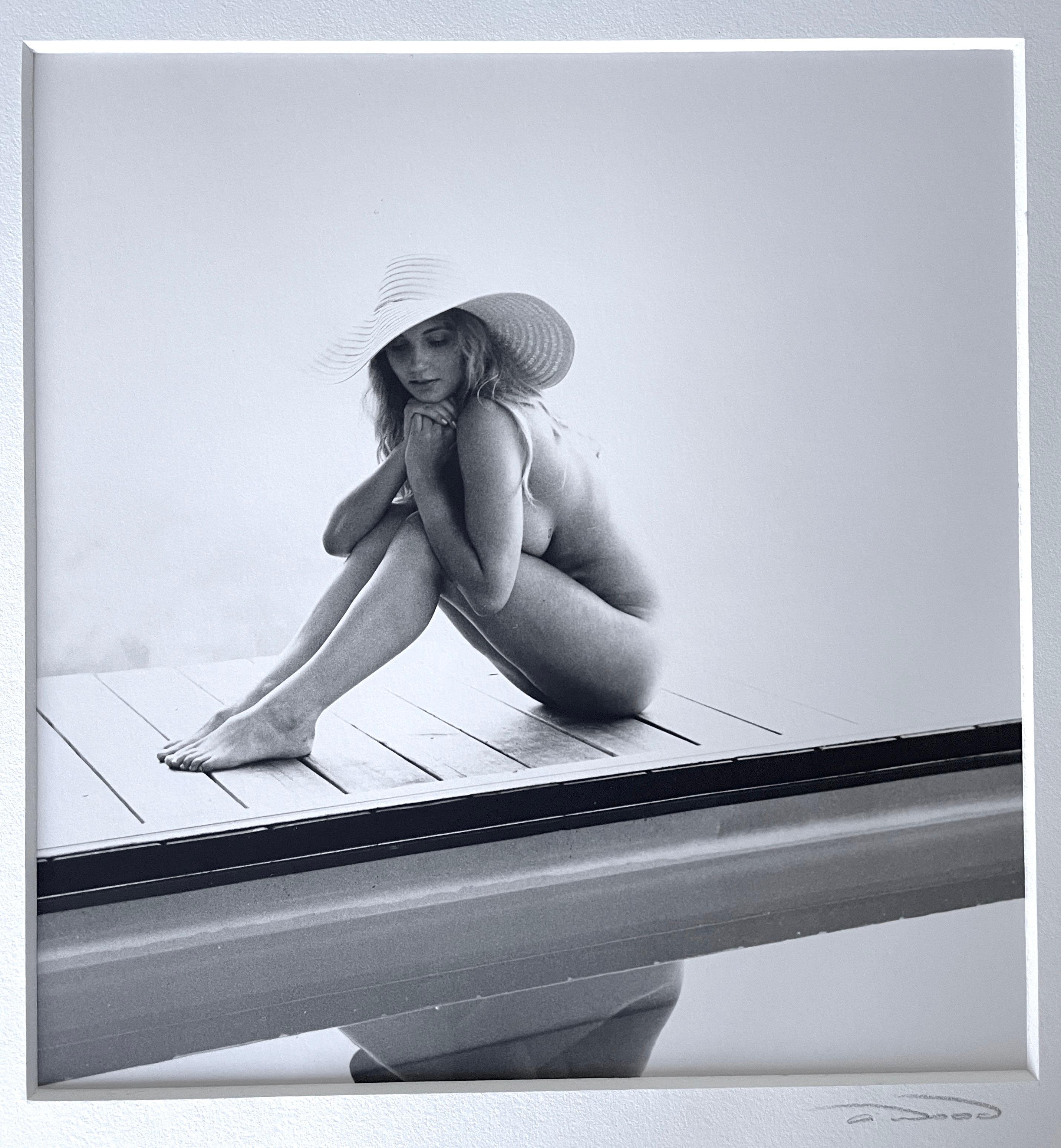 Reflection, Nackte Frau mit Hut von Pool (Grau), Black and White Photograph, von Alli Wood