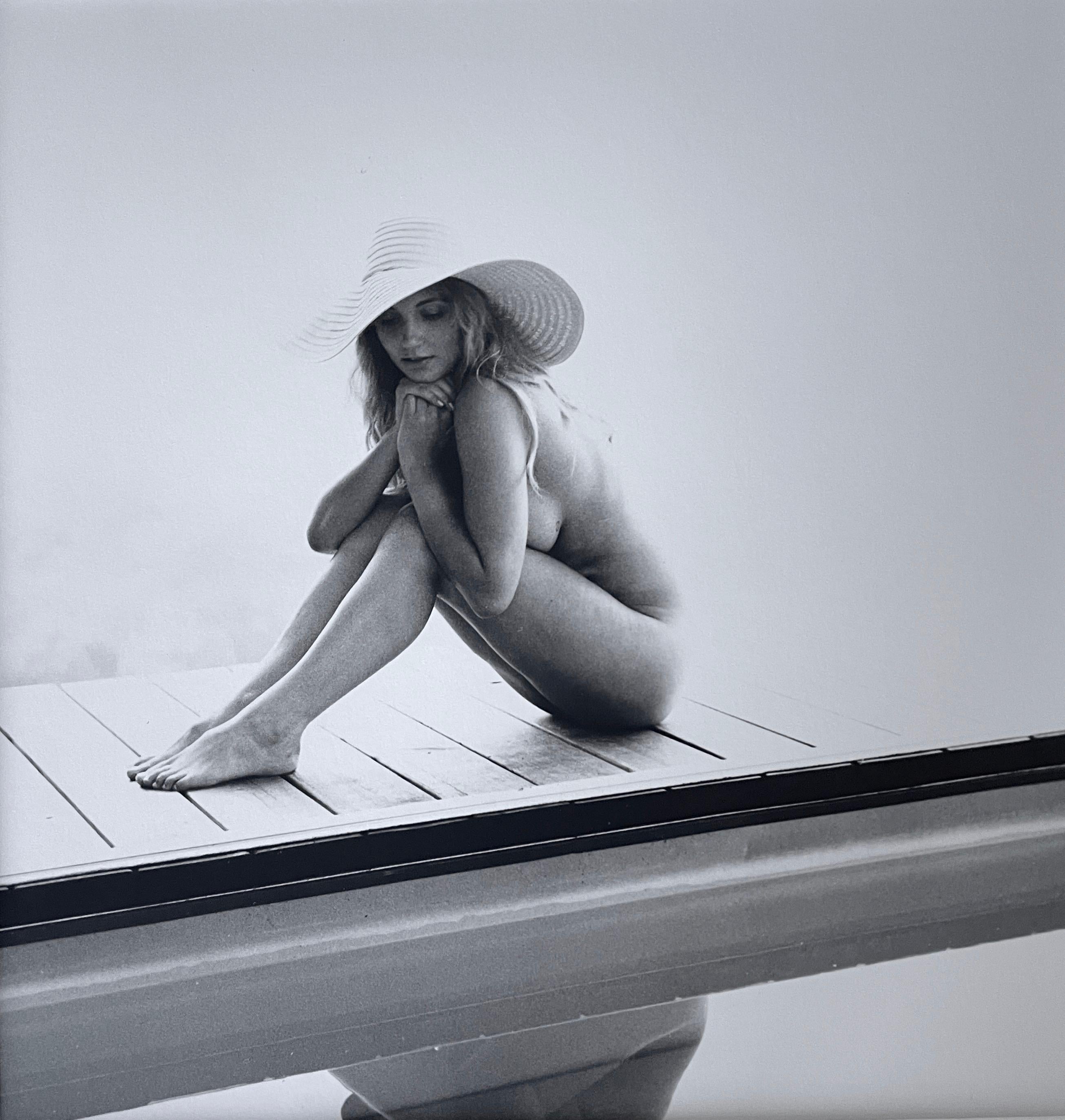 Alli Wood Black and White Photograph – Reflection, Nackte Frau mit Hut von Pool