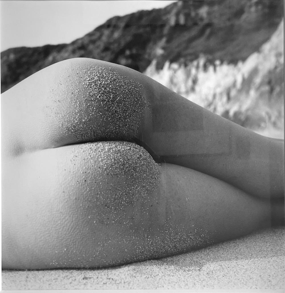 Alli Wood Nude Photograph – Sandy Bottom, Akt am Strand Carmel, Kalifornien