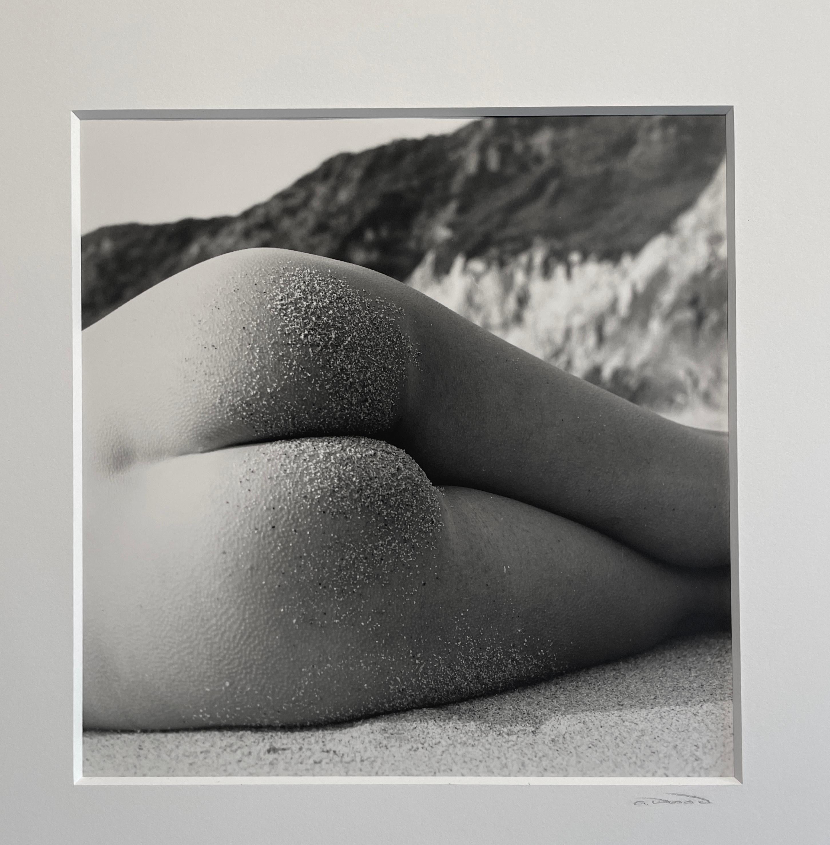 Black and White Photograph Alli Wood - Bum nu à la plage Carmel, Californie