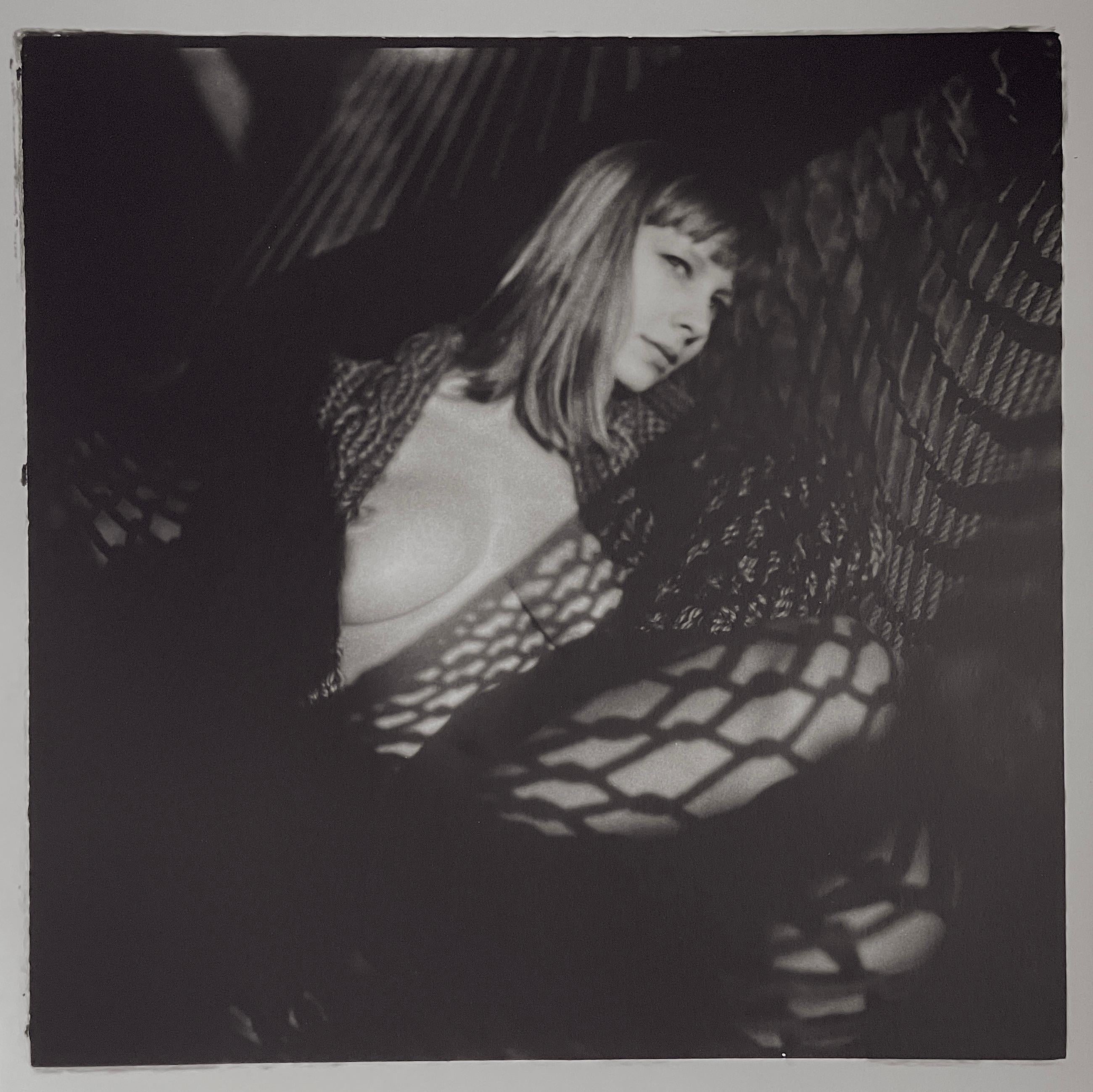 Alli Wood Black and White Photograph – Shadow Entwine, Nackte Frau auf Hammock mit Schatten