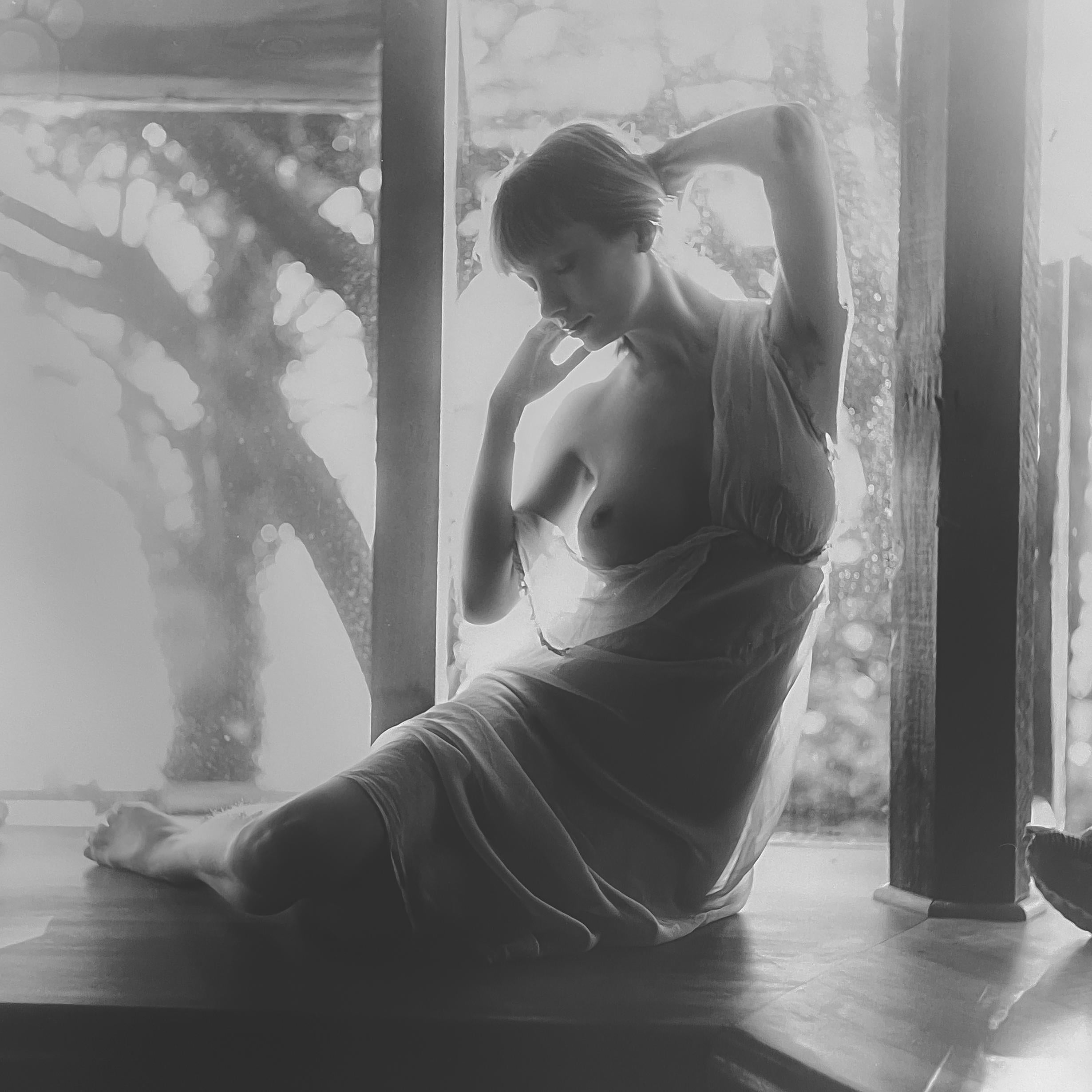 Alli Wood Black and White Photograph – Seide, Big Sur California – Nackt in der Dessous