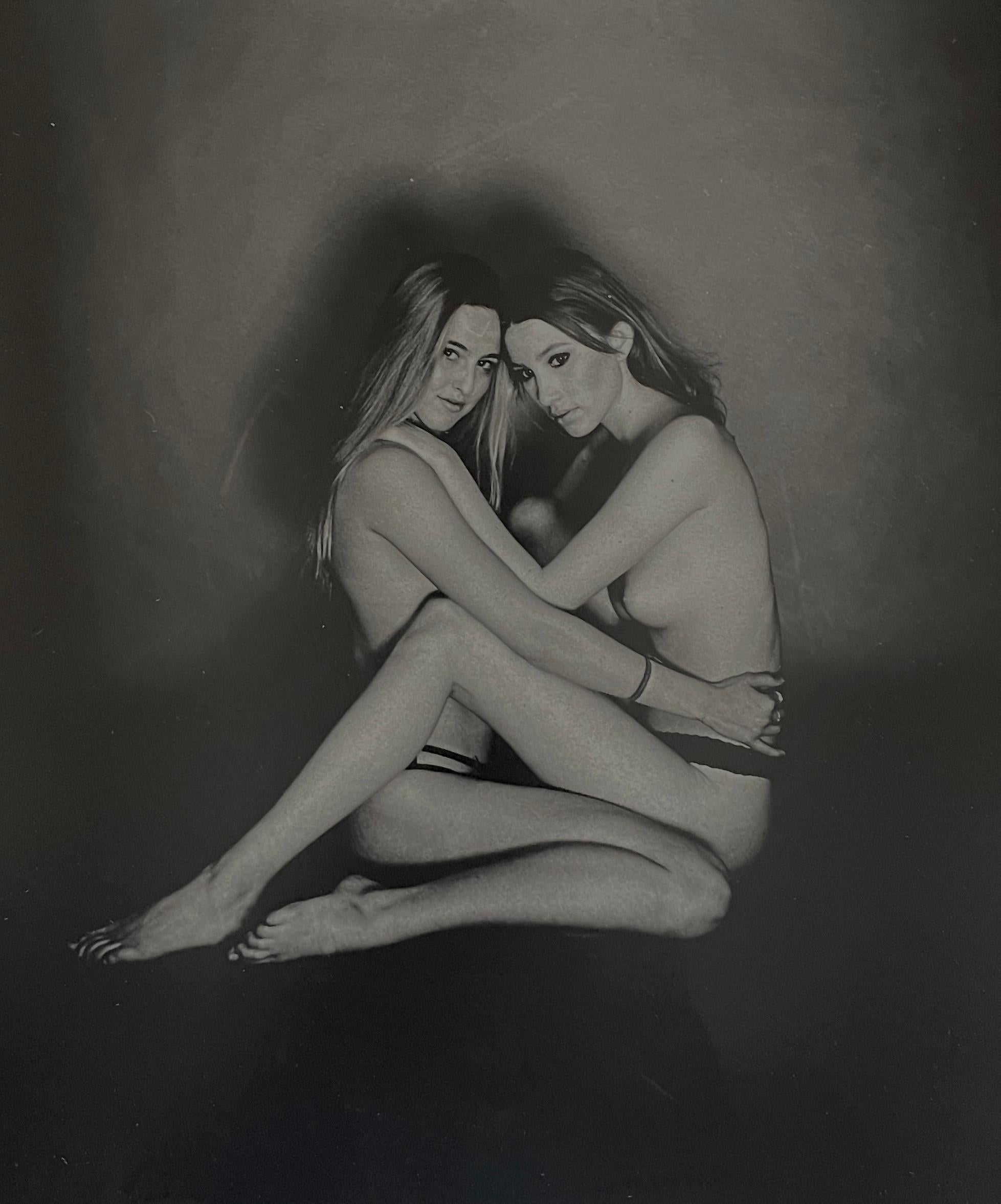 Nude Photograph Alli Wood - Étreinte des sœurs
