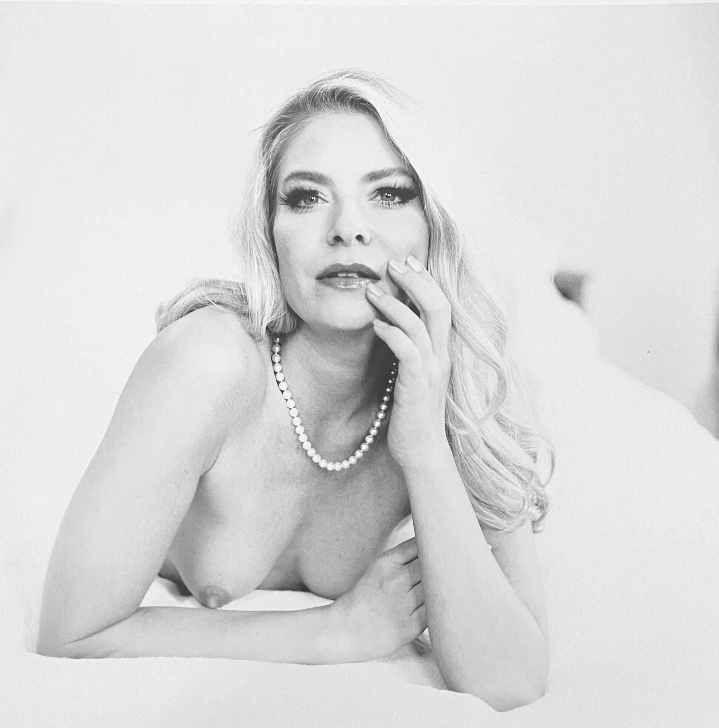 Black and White Photograph Alli Wood - blonde sans top avec perles