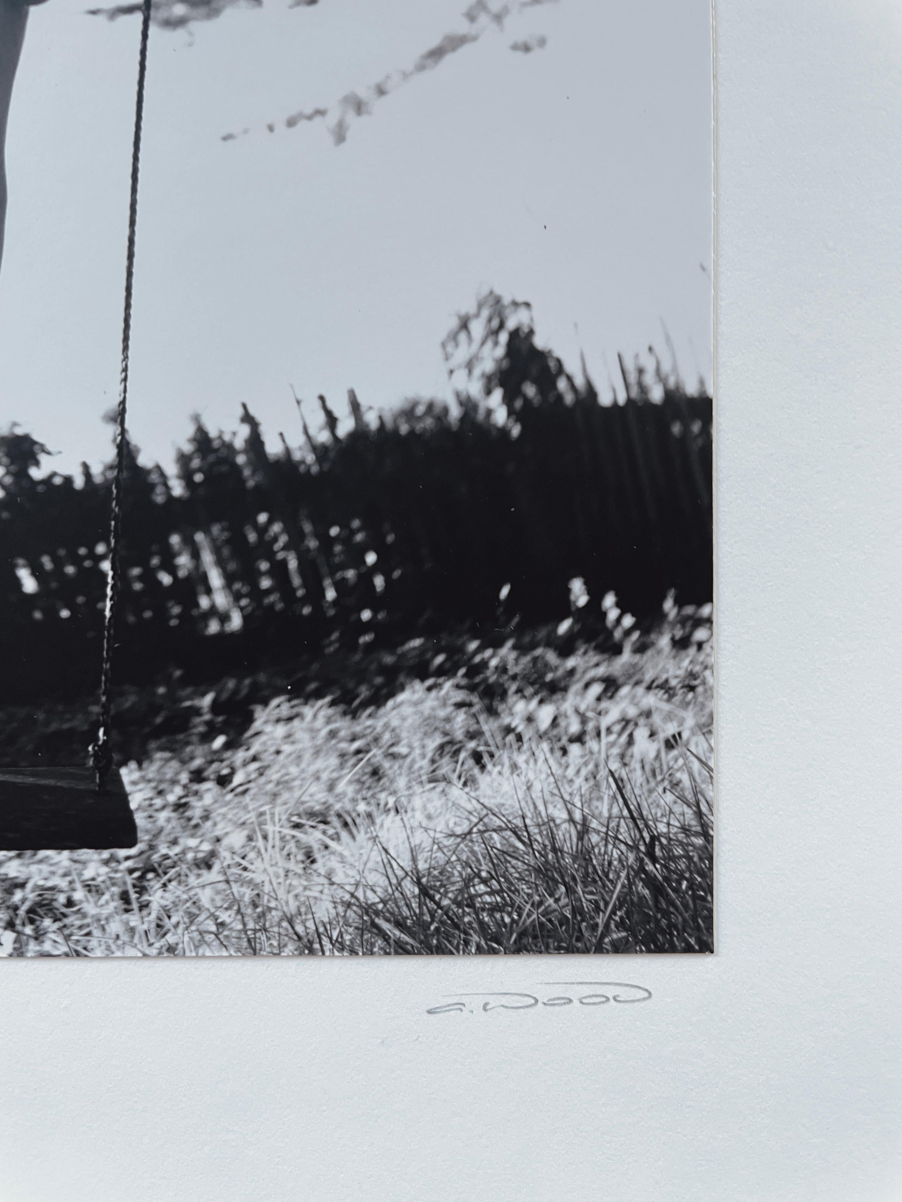 V on Swing - Photograph de Alli Wood