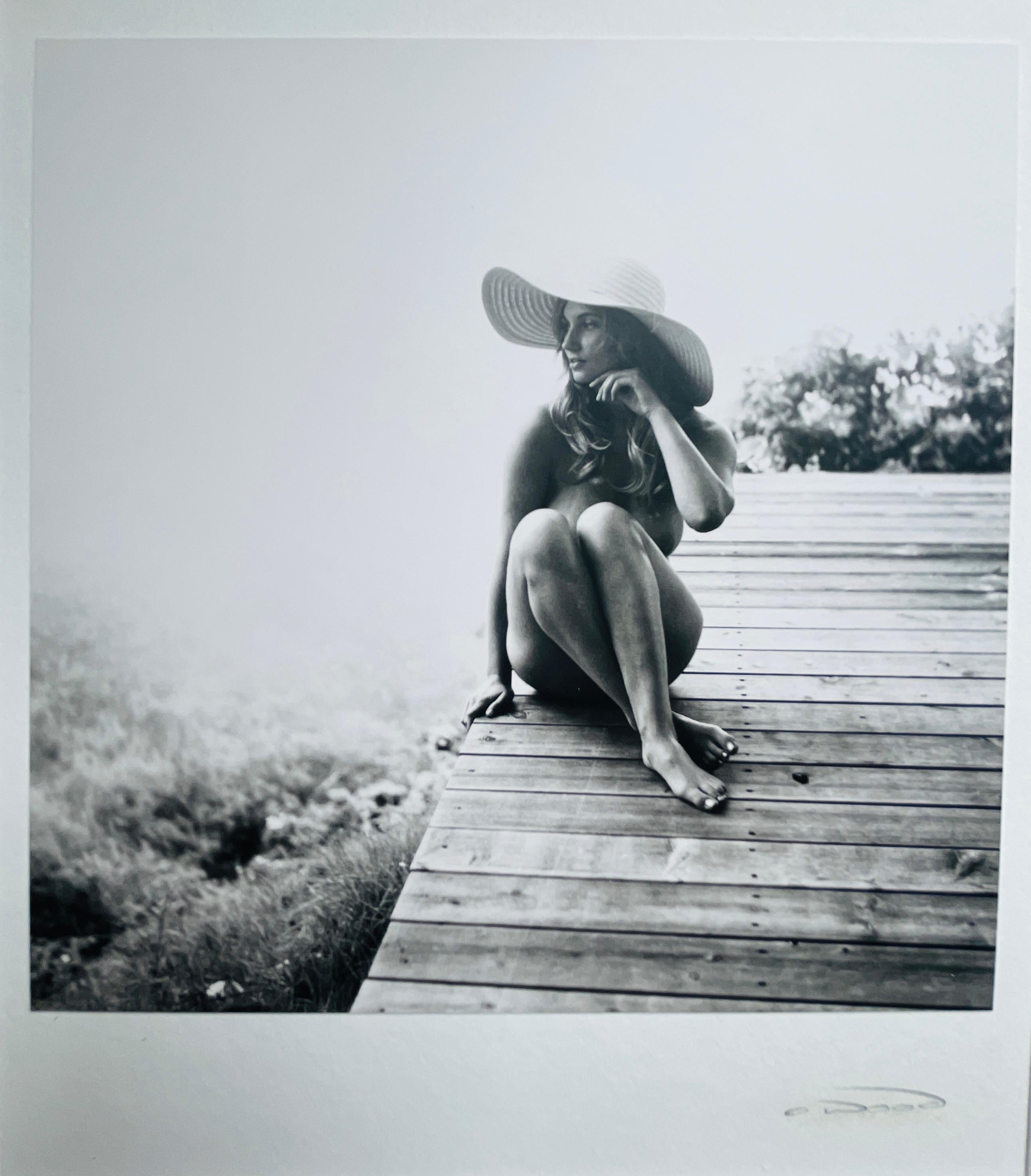 Victoria, chica desnuda con sombrero de paja en la cubierta, Big Sur - Photograph de Alli Wood