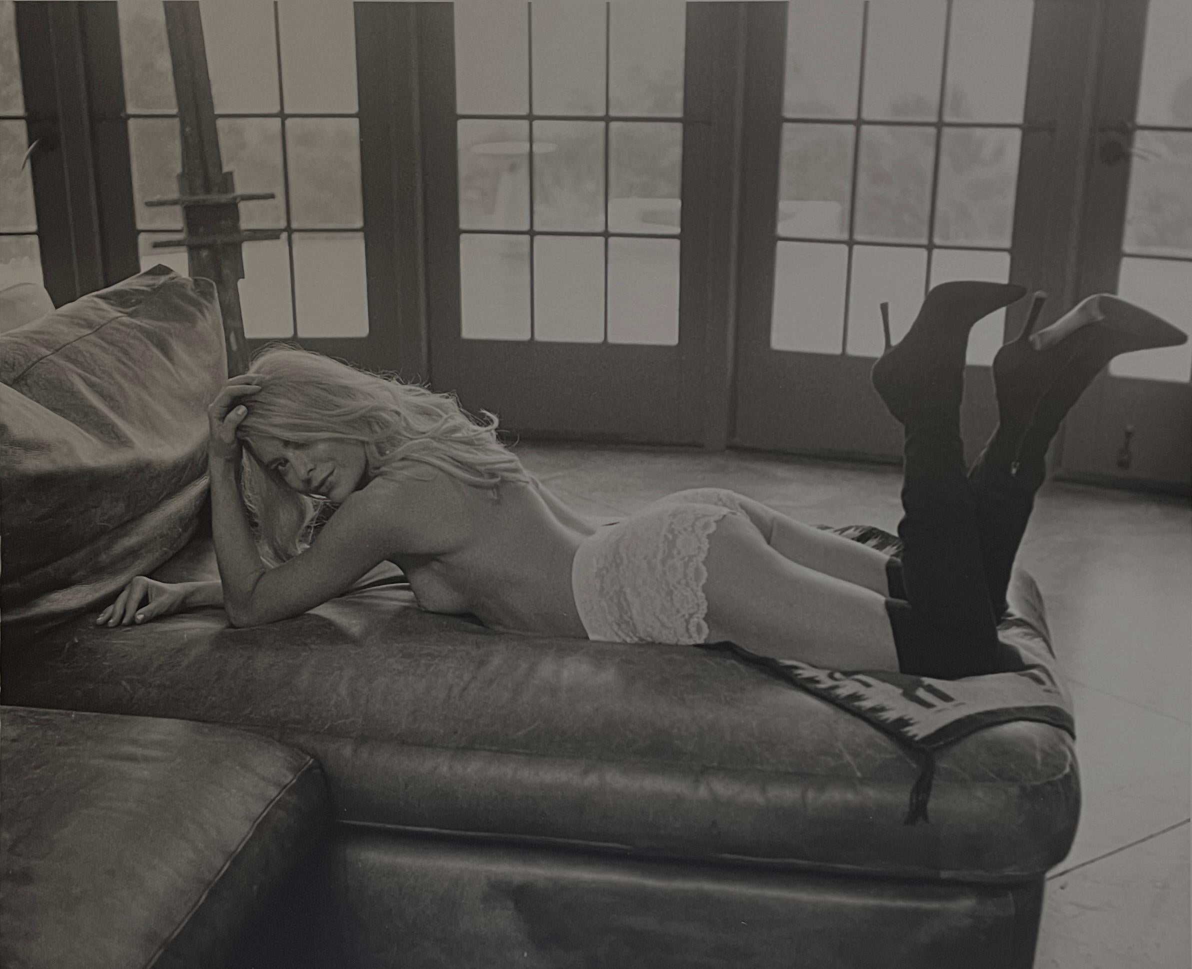 Nude Photograph Alli Wood - Femme avec cravate en dentelle et bottes noires