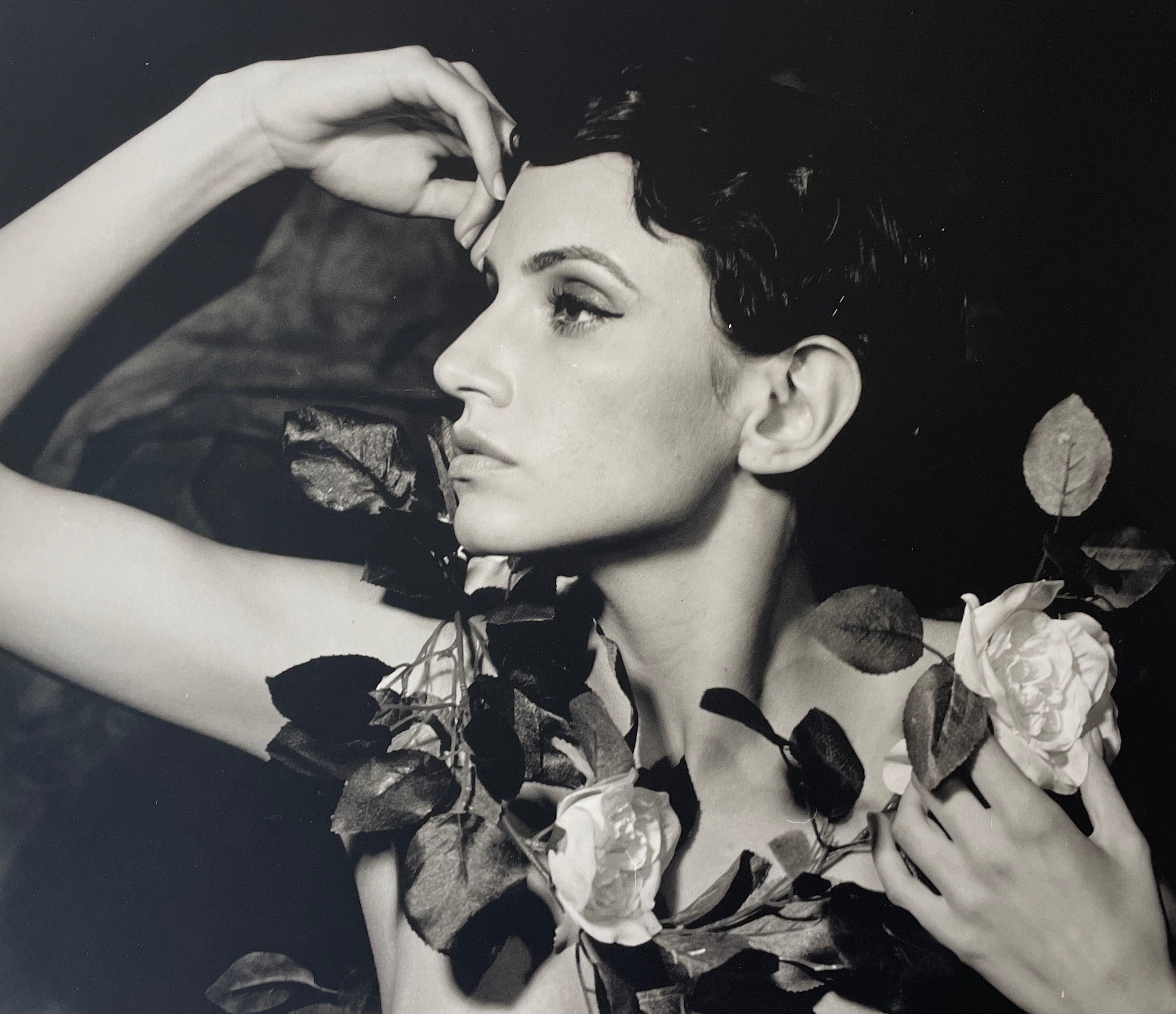 Portrait Photograph di Alli Wood - Donna con rose, Vintage anni '20, Feal