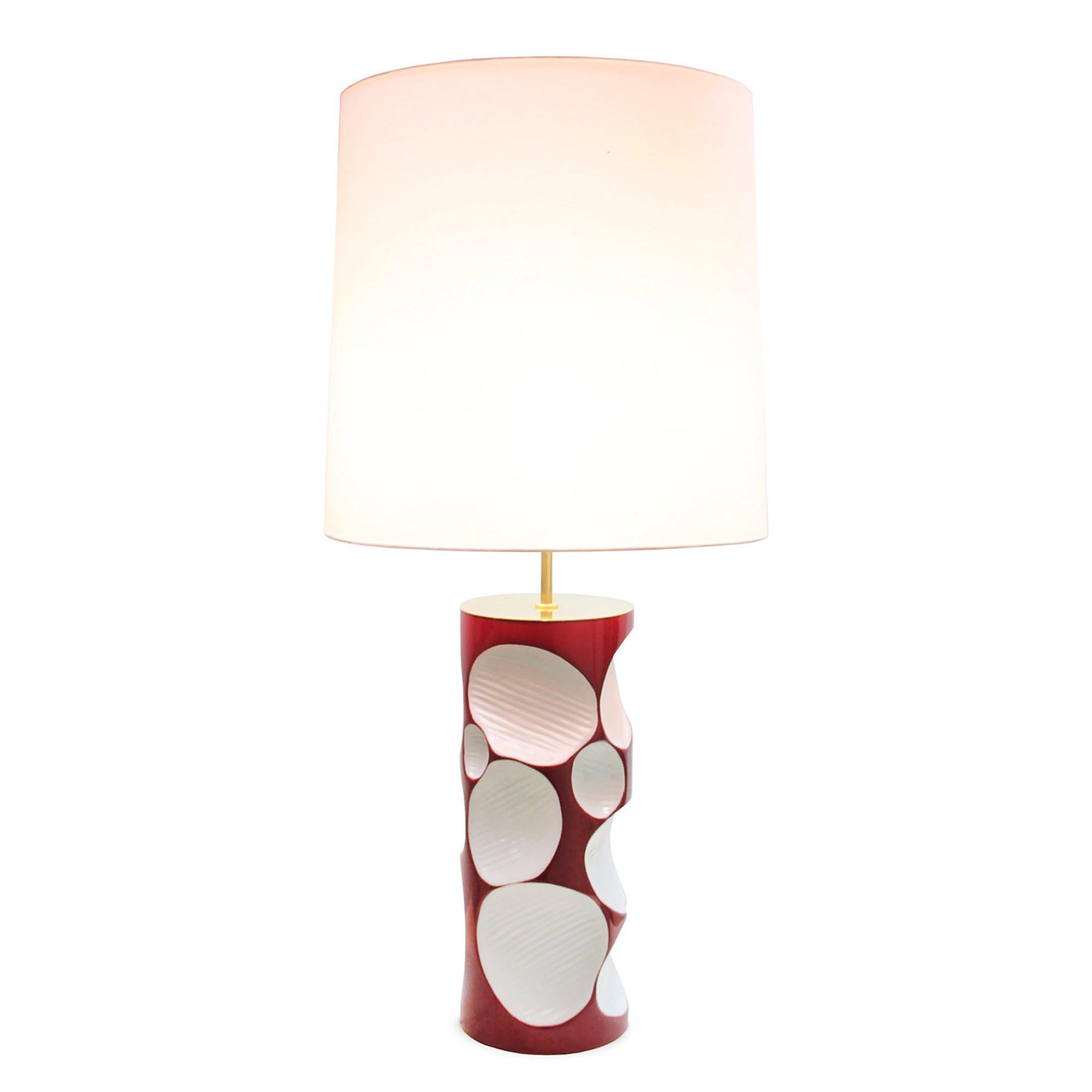 Lampe de table Allia avec structure en fibre de verre
en finition laquée rouge. Avec le sommet de la base en 
laiton poli. Avec abat-jour en satin blanc inclus.
1 ampoule, douille type E27, max 40 watts.
Ampoule non incluse.
     