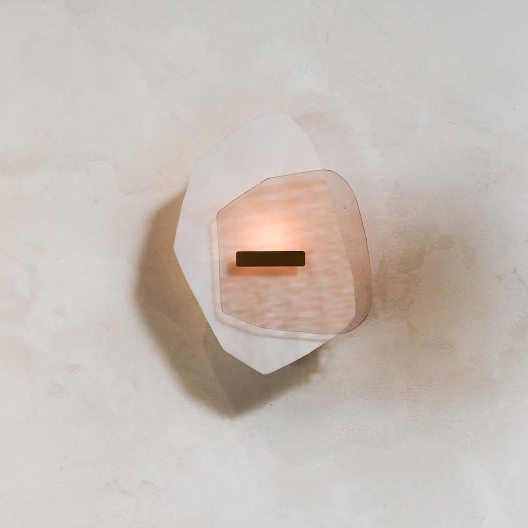 Français Vase champagne rose, sculpture lumineuse en laiton brossé de Marie Jeunet en vente