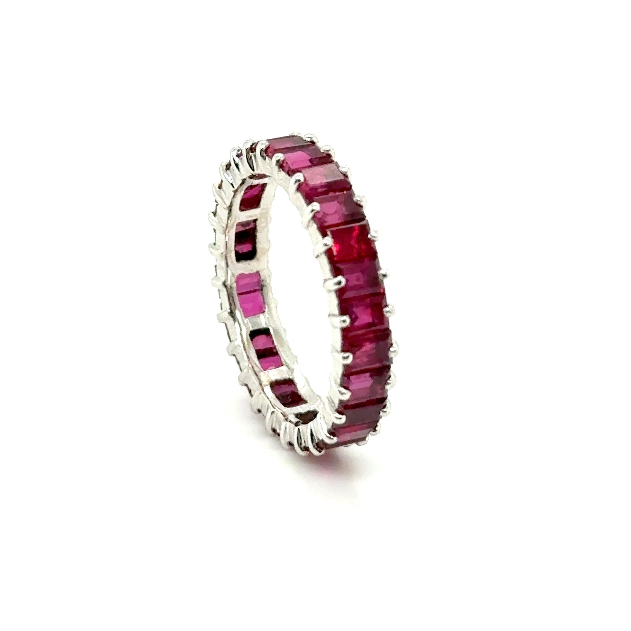 Baguette Cut Alliance Ring with Rubies in 18 karat White Gold by Gübelin For Sale