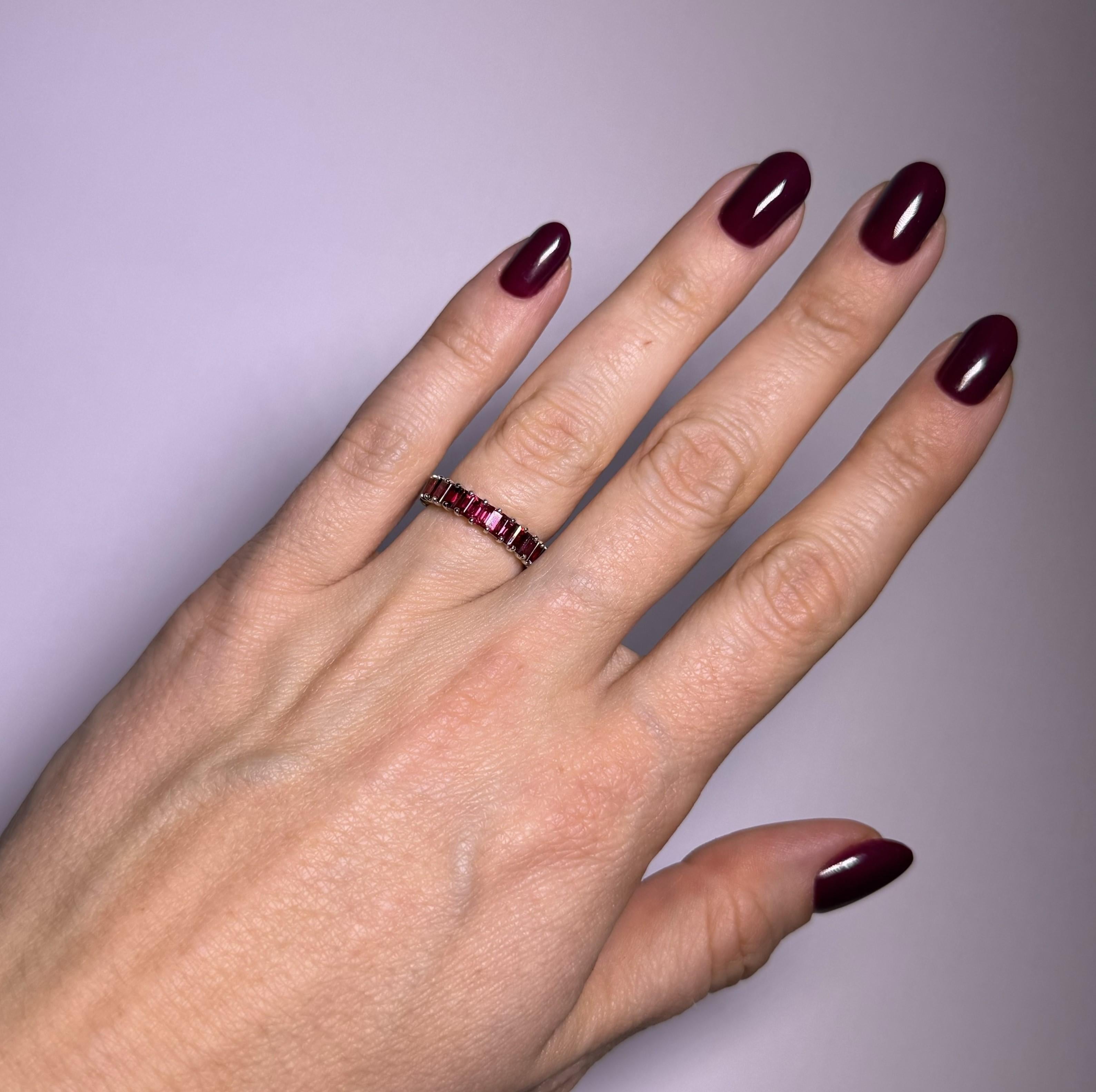 Alliance Ring with Rubies in 18 karat White Gold by Gübelin In Good Condition For Sale In Lucerne, CH