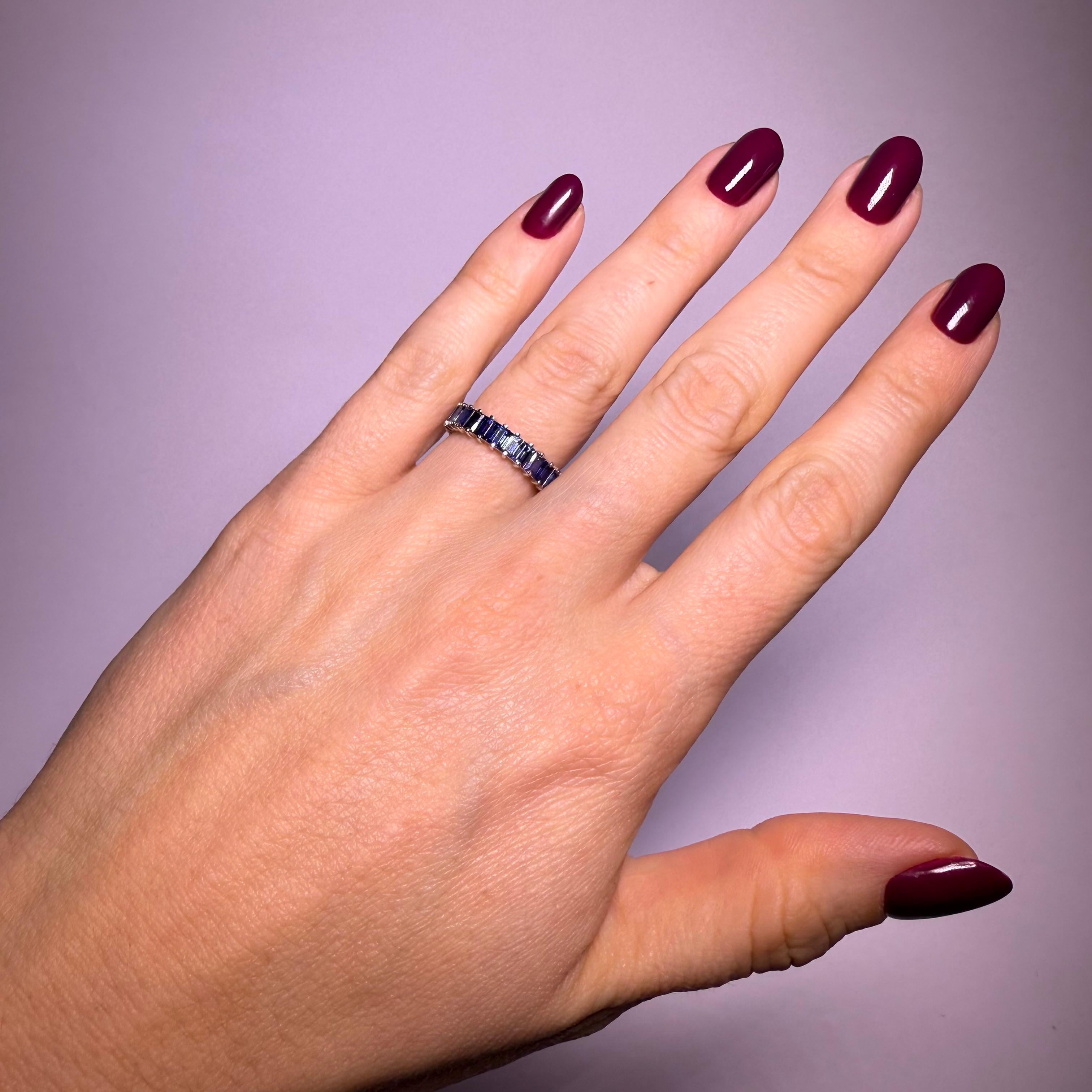 Alliance Ring with Sapphire in 18 karat White Gold by Gübelin For Sale 4