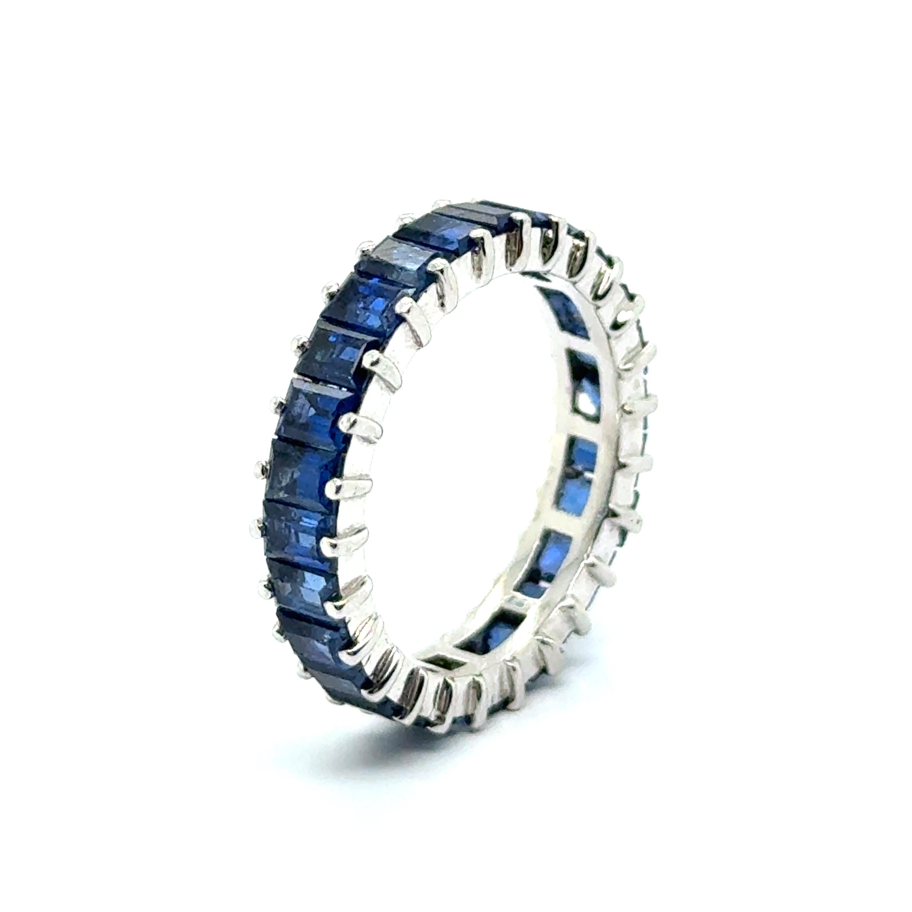 Alliance Ring with Sapphire in 18 karat White Gold by Gübelin For Sale 5