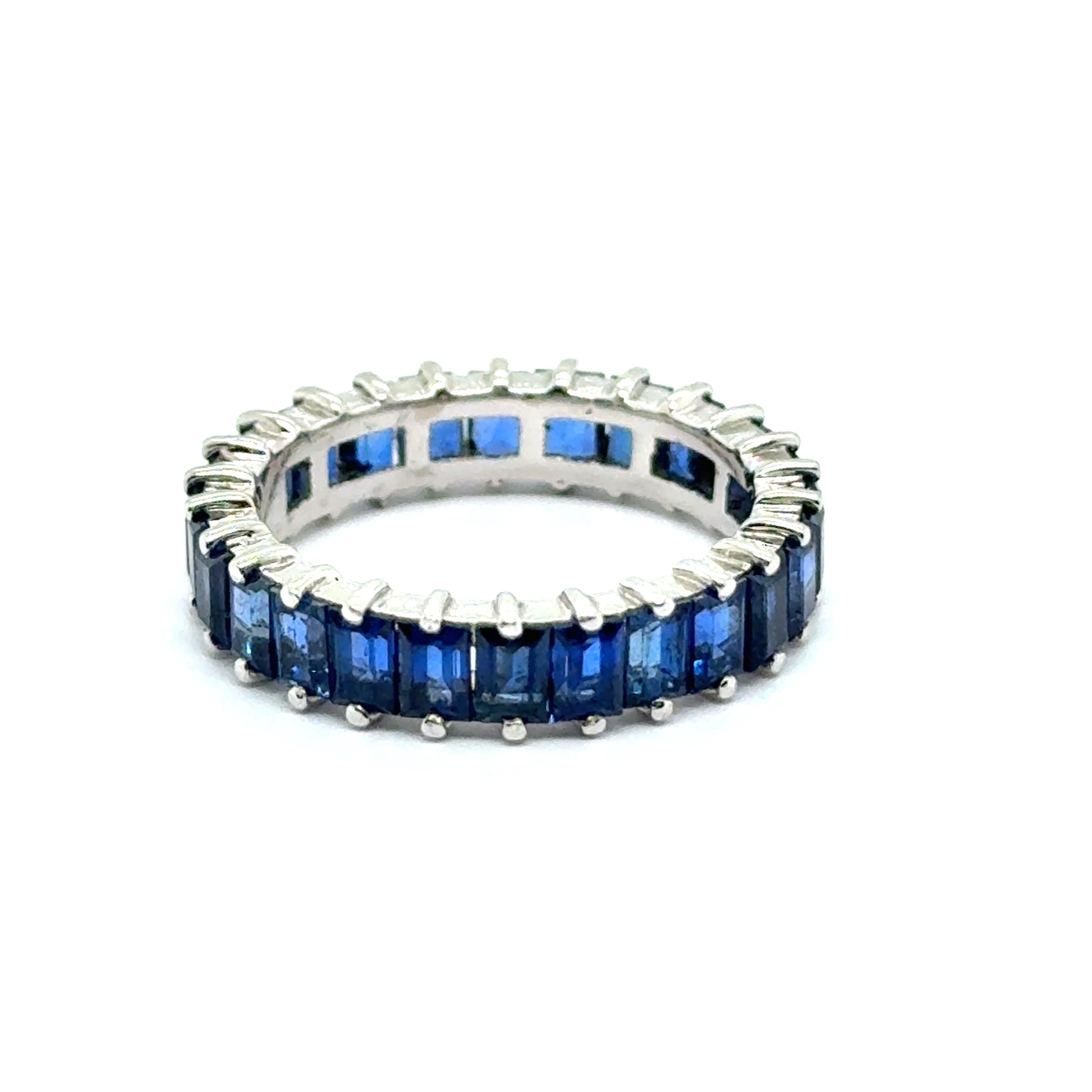 Alliance Ring with Sapphire in 18 karat White Gold by Gübelin For Sale 6