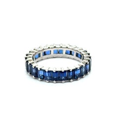 Alliance Ring with Sapphire in 18 karat White Gold by Gübelin