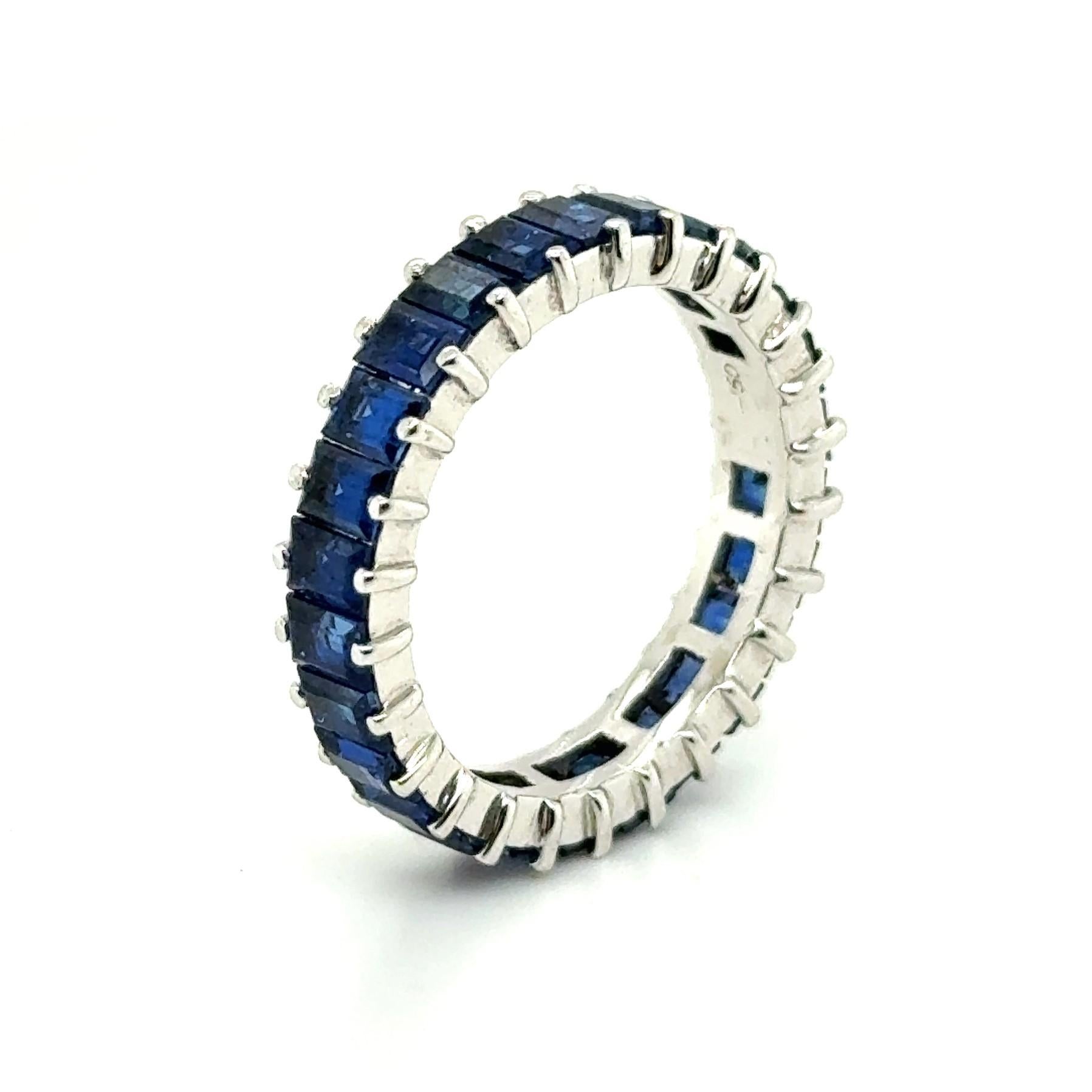 Modern Alliance Ring with Sapphire in 18 karat White Gold by Gübelin For Sale