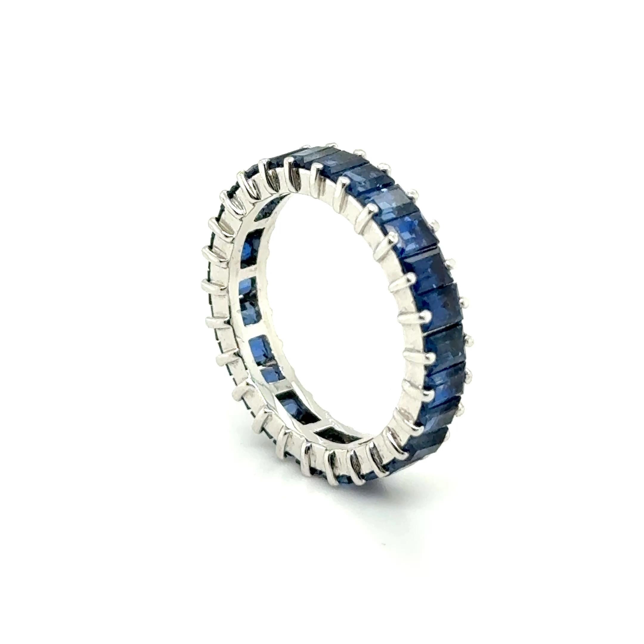 Baguette Cut Alliance Ring with Sapphire in 18 karat White Gold by Gübelin For Sale
