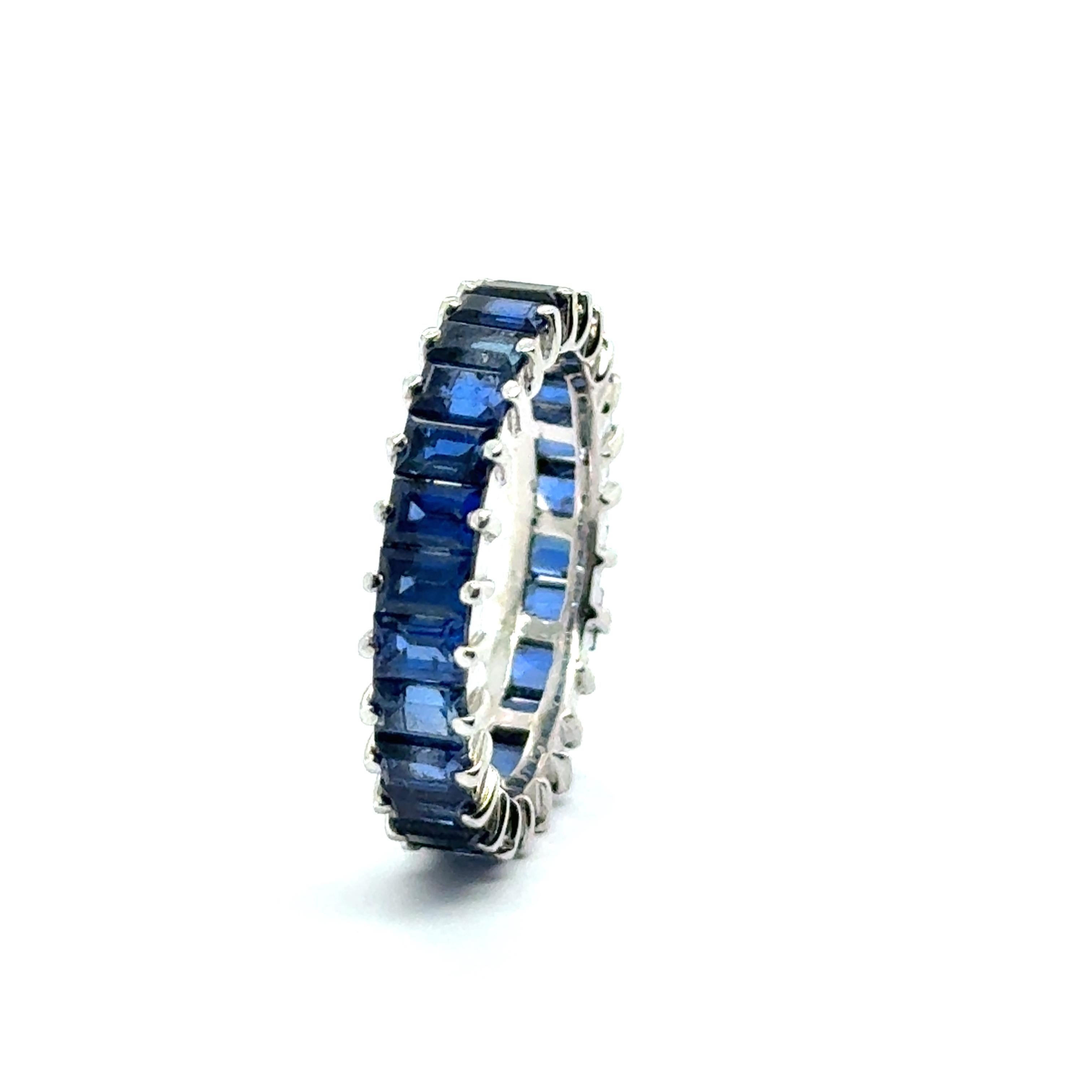 Alliance Ring with Sapphire in 18 karat White Gold by Gübelin In Good Condition For Sale In Lucerne, CH