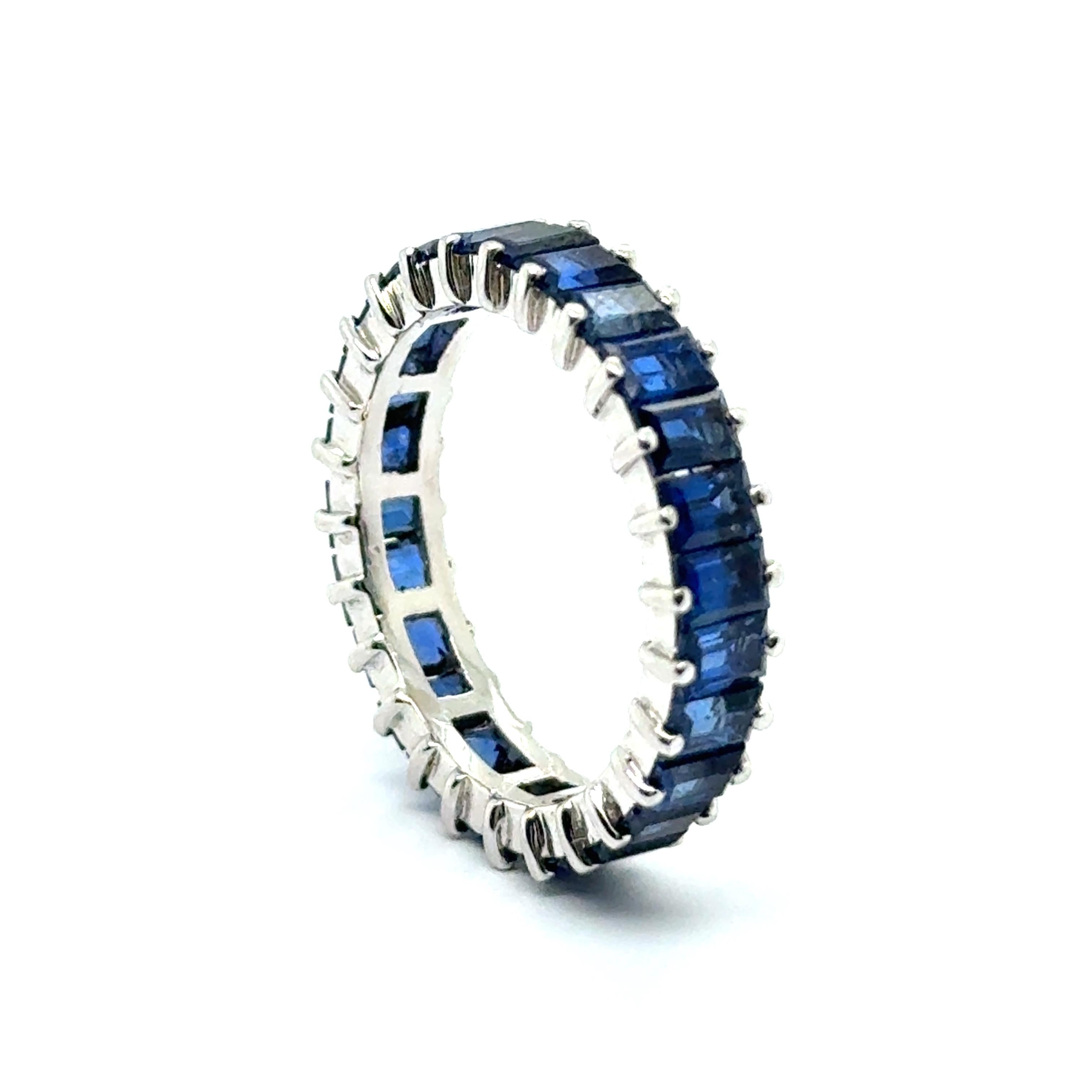 Women's or Men's Alliance Ring with Sapphire in 18 karat White Gold by Gübelin For Sale