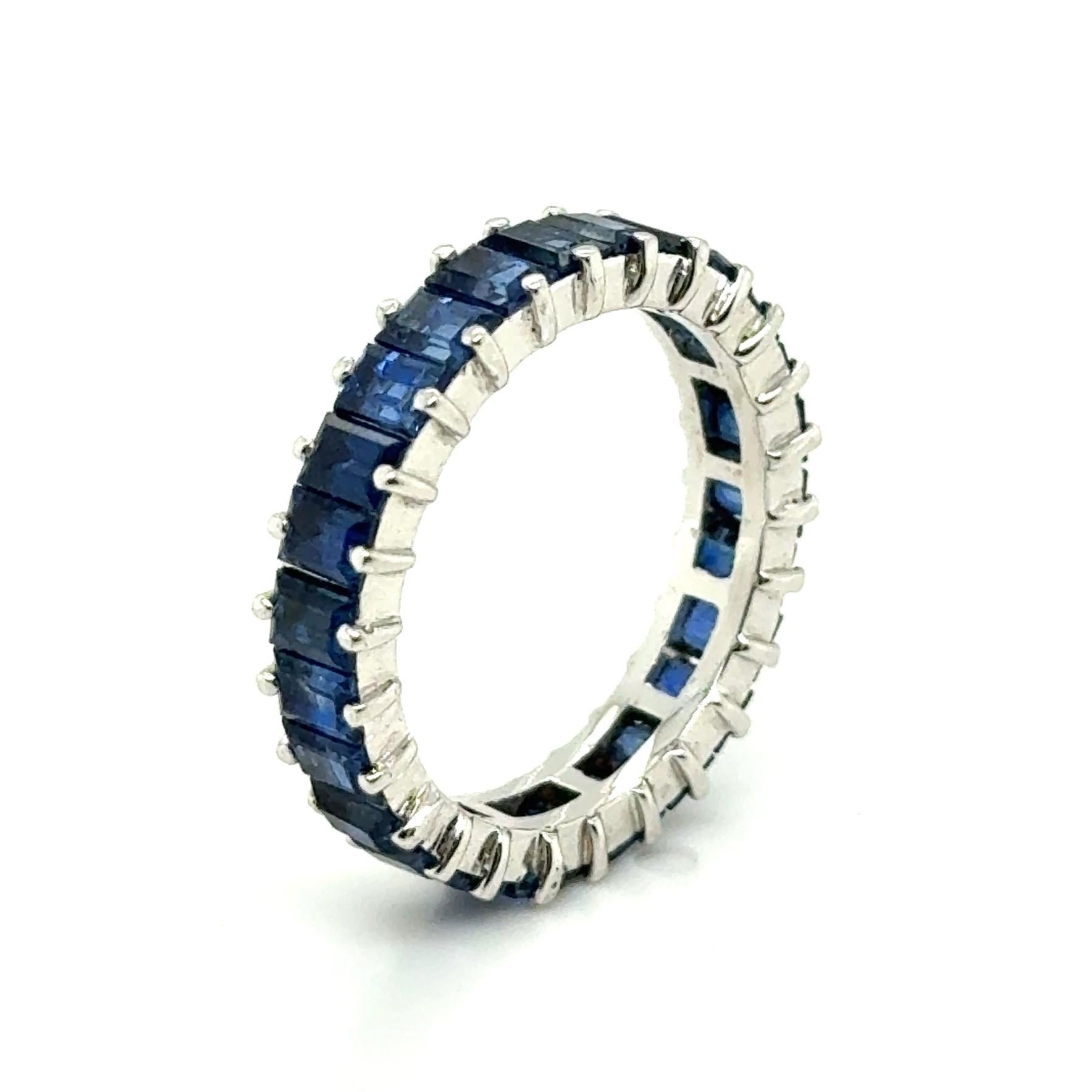 Alliance Ring with Sapphire in 18 karat White Gold by Gübelin For Sale 2