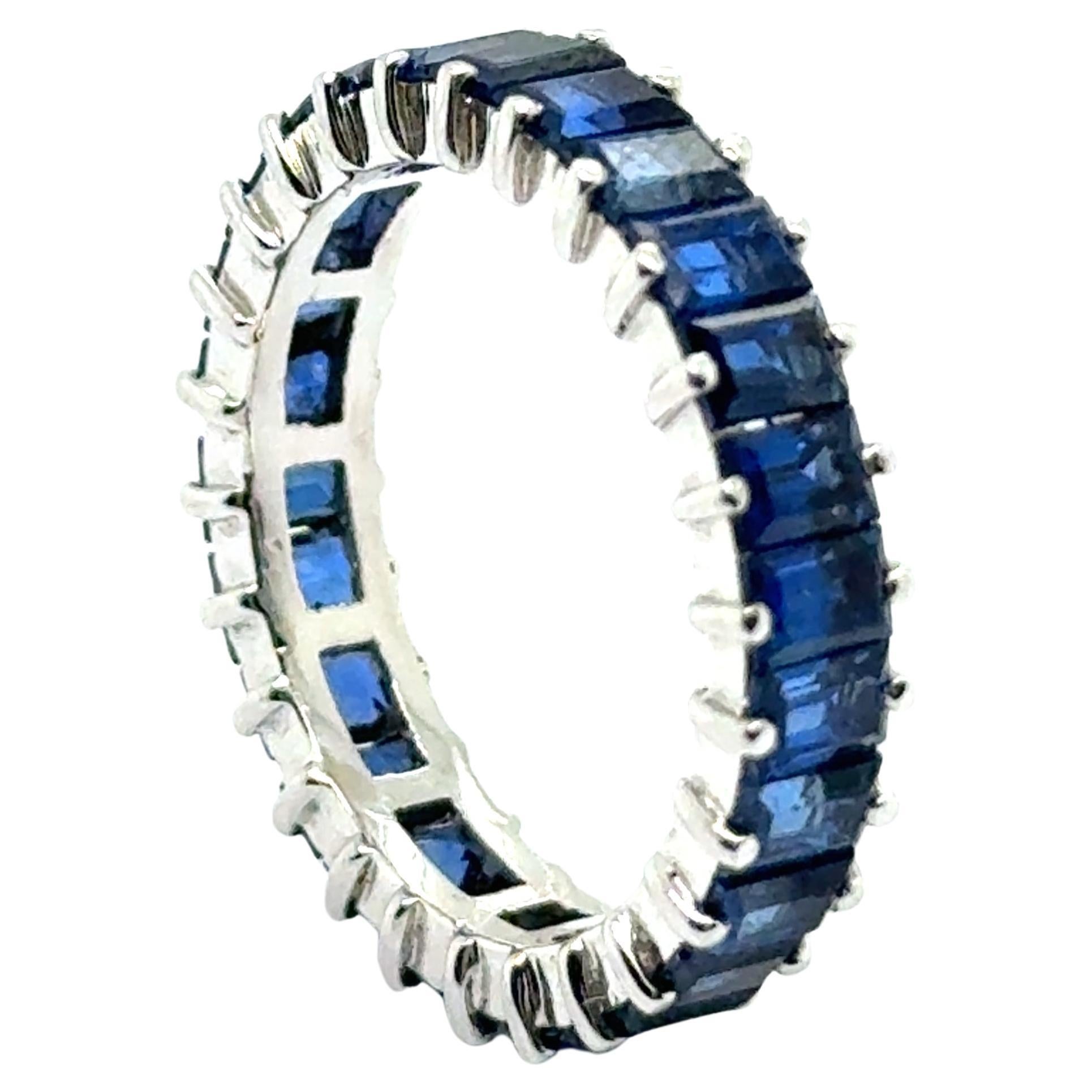 Alliance Ring with Sapphire in 18 karat White Gold by Gübelin
