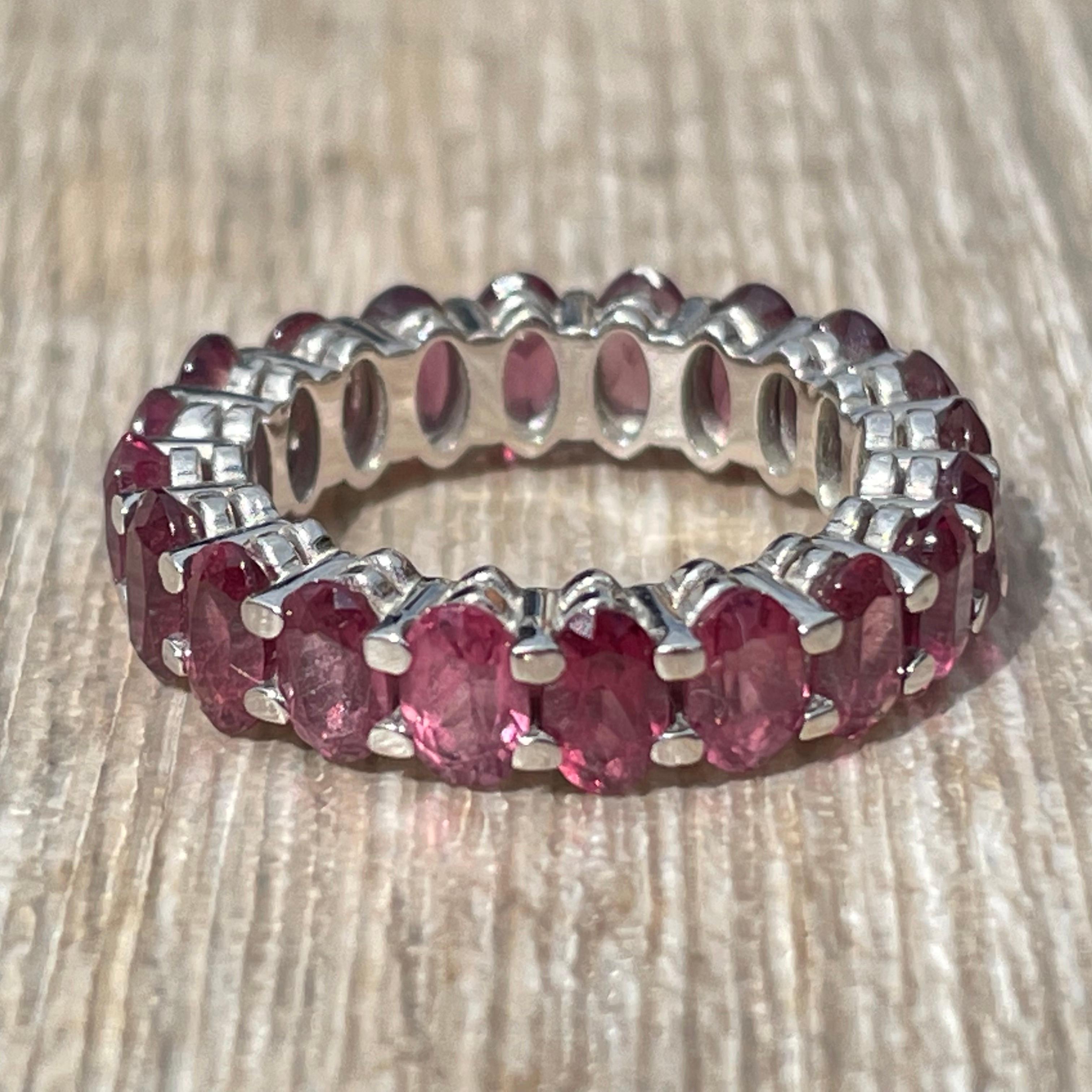 American wedding ring or full set in 18 carat gold or 750 thousandths and AAA rhodolite garnets for a total of 5.80 carats.
A 51 finger turn for a gross weight of 5.50 grams.
Eagle's head hallmark.