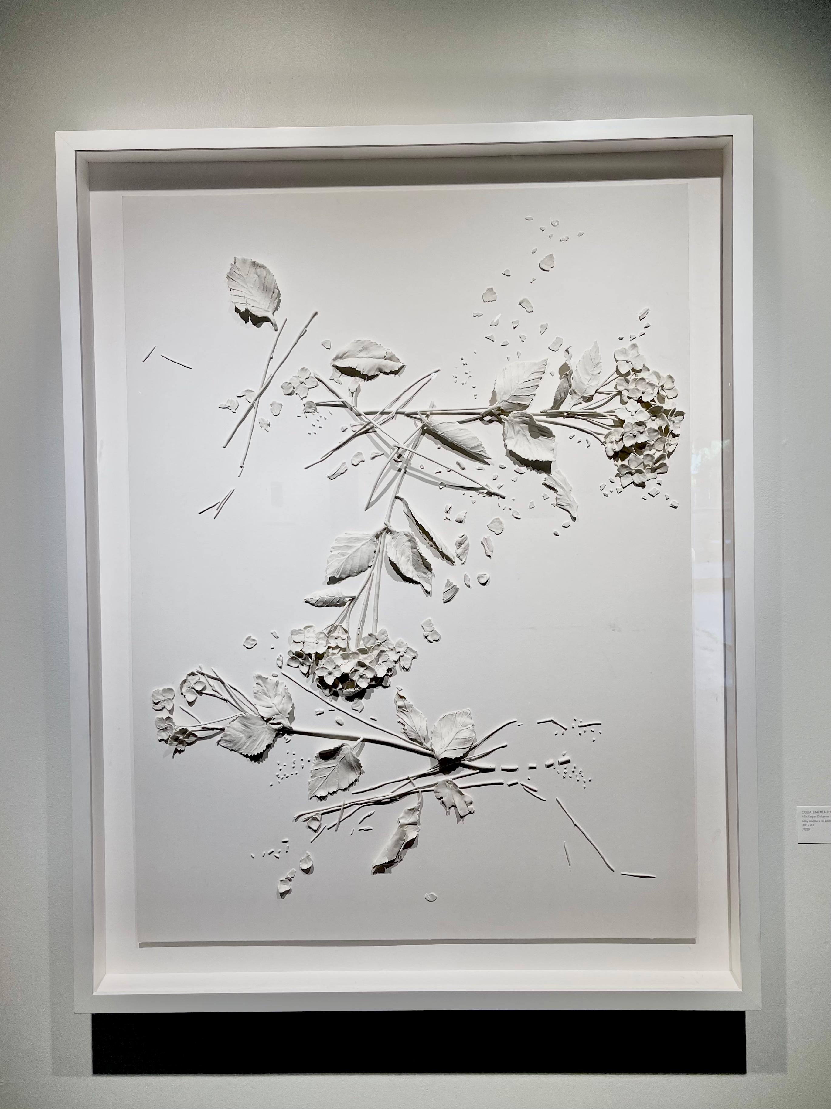 Grande œuvre sculpturale en céramique blanche américaine contemporaine à fleurs sur panneau  - Contemporain Mixed Media Art par Allie Regan Dickerson
