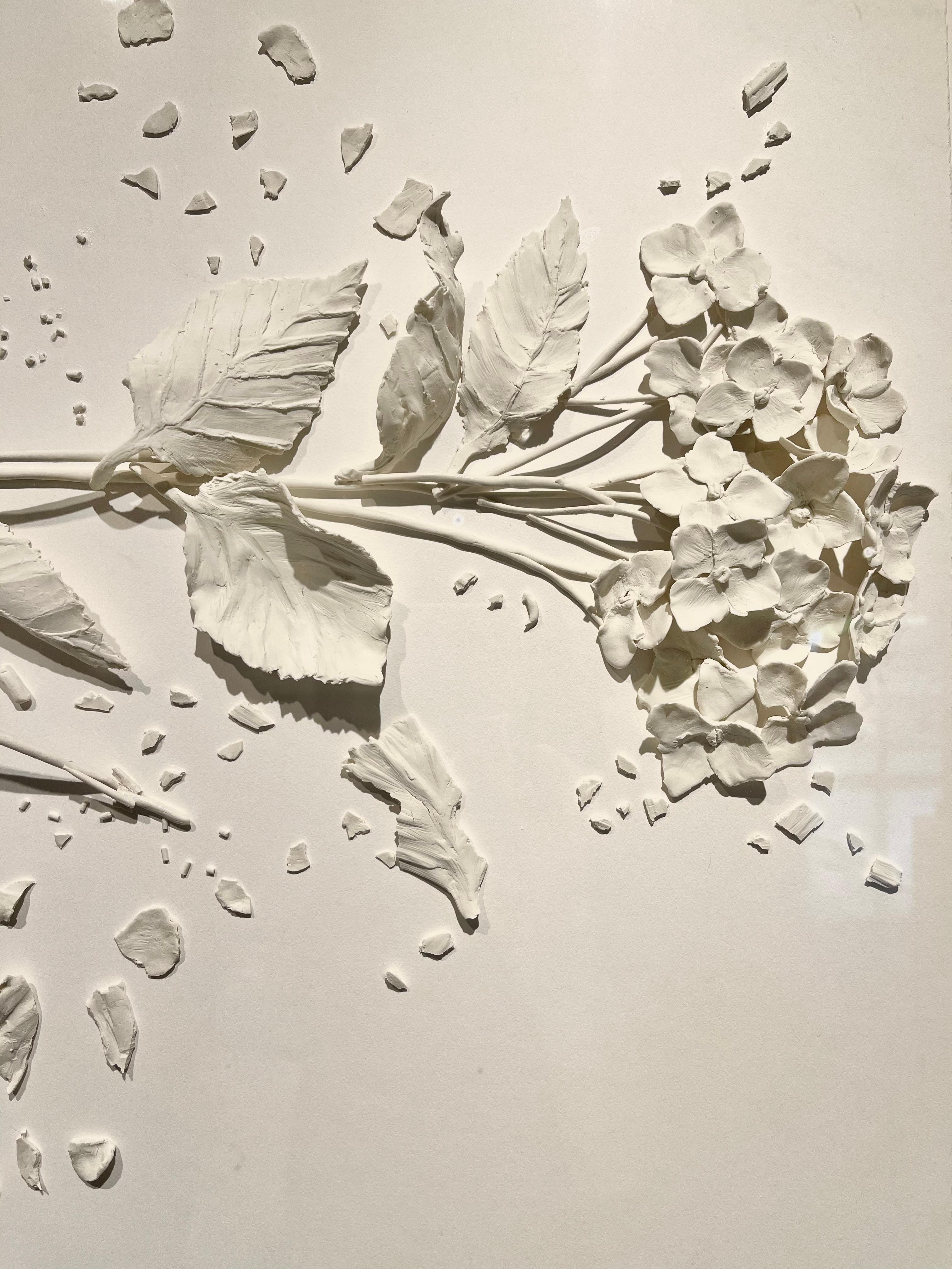 Großes zeitgenössisches weißes amerikanisches Blumen-Keramikbild auf Karton  im Angebot 1