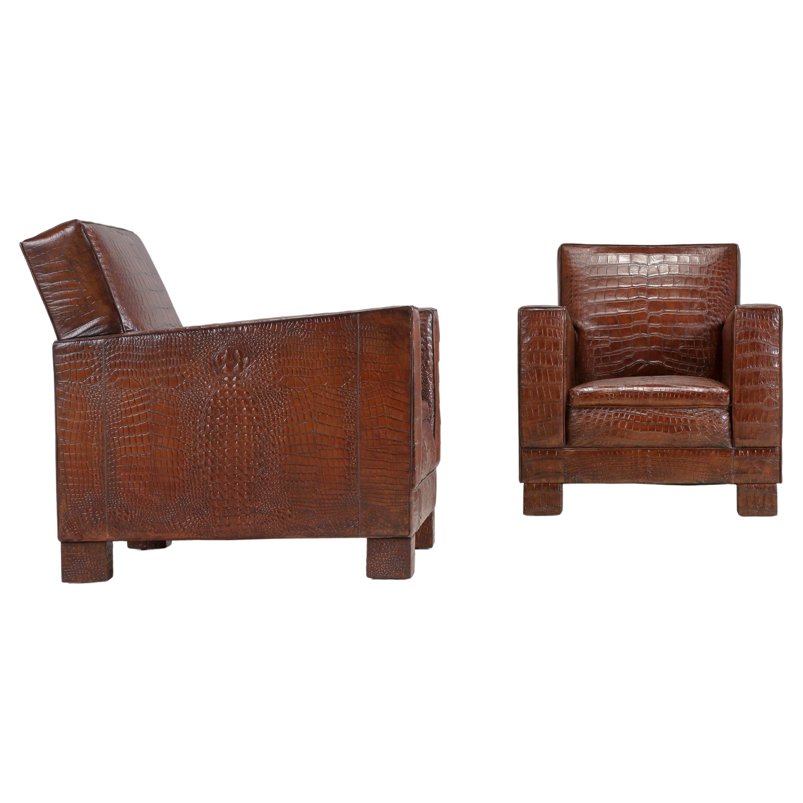Sedie Club in vero alligatore ispirate ai designer francesi Jean-Michel Frank e Jacques Adnet di Old Plank. Le nostre sedie Club Art Deco francesi sono rivestite con pelli di alligatore genuine estremamente grandi e molto rare. Molti anni fa, un