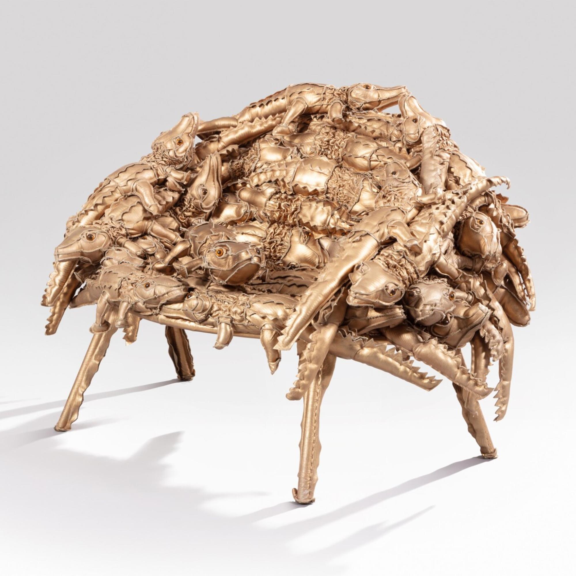 Fauteuil Alligator Gold Campana Brothers tout en cuir doré,
cette pièce fait partie de la Collection Baroque Brésilienne, elle a 
a été conçu en 2011 par Fernando et Humberto Campana
et il a été produit à Rome par la Galleria O. Project.
35