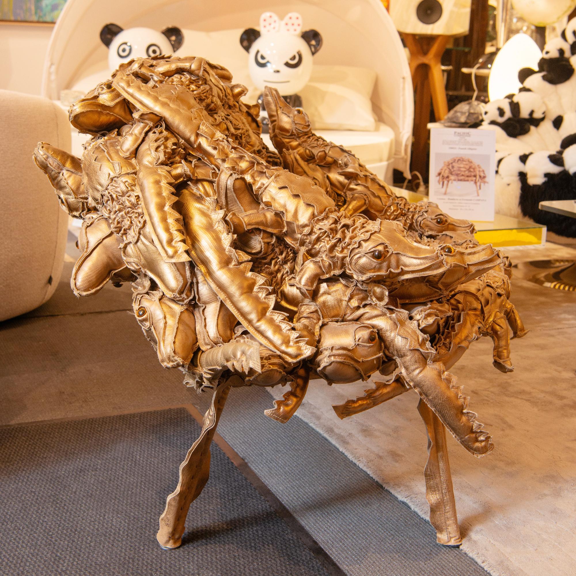 Fauteuil Campana Brothers en or en forme d'alligator Excellent état - En vente à Paris, FR