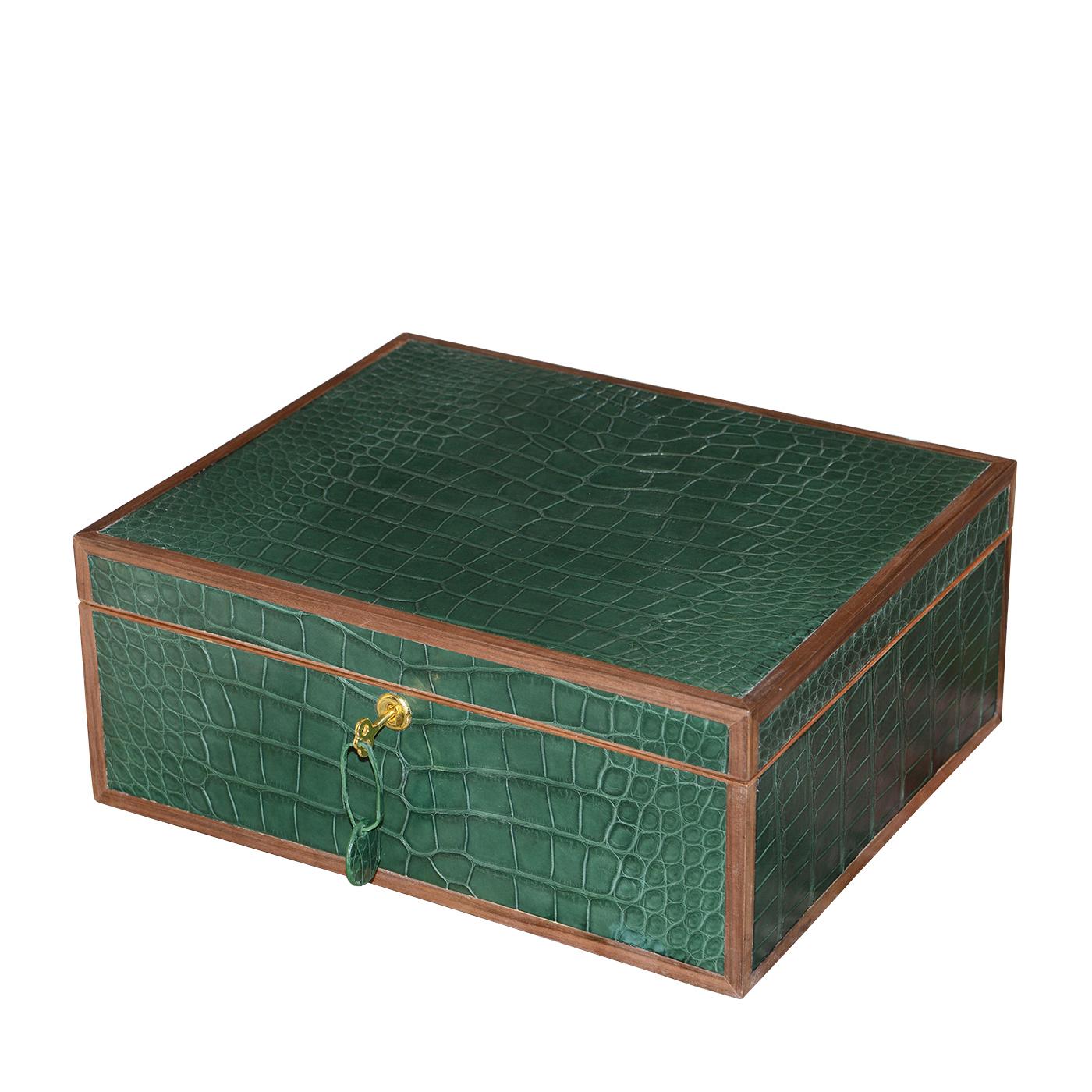 Cigar Box Alligator Green with all structure in solid
cedar wood, box covered with alligator skin stained
in Gucci green finish. hardware and key in solid brass
in polished finish. Including a humidor and 1 platter in
solid cedar wood.