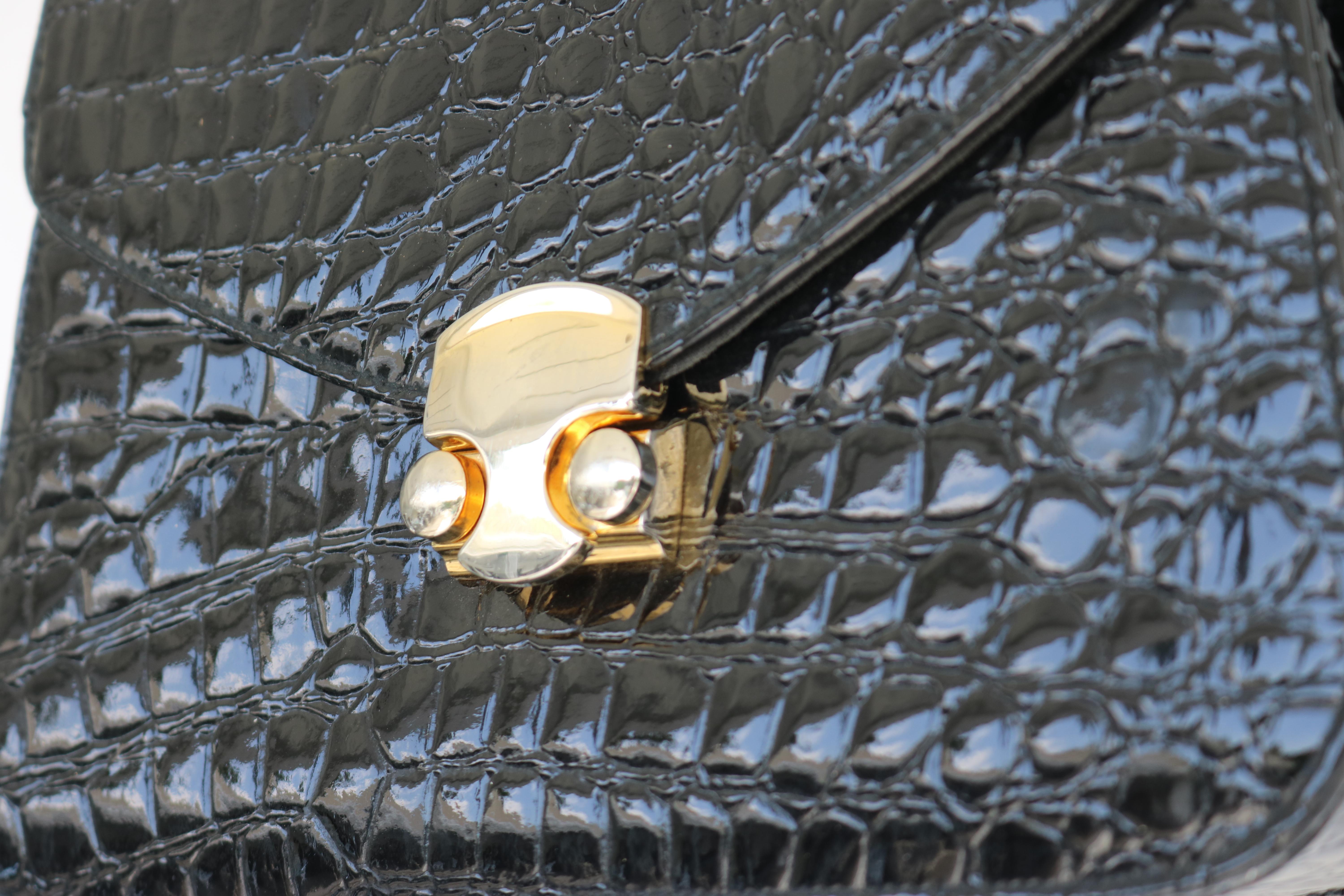 Black Alligator Leather Gold Shoulder Crossbody Handbag-circa 1980s-Gucci Style For Sale
