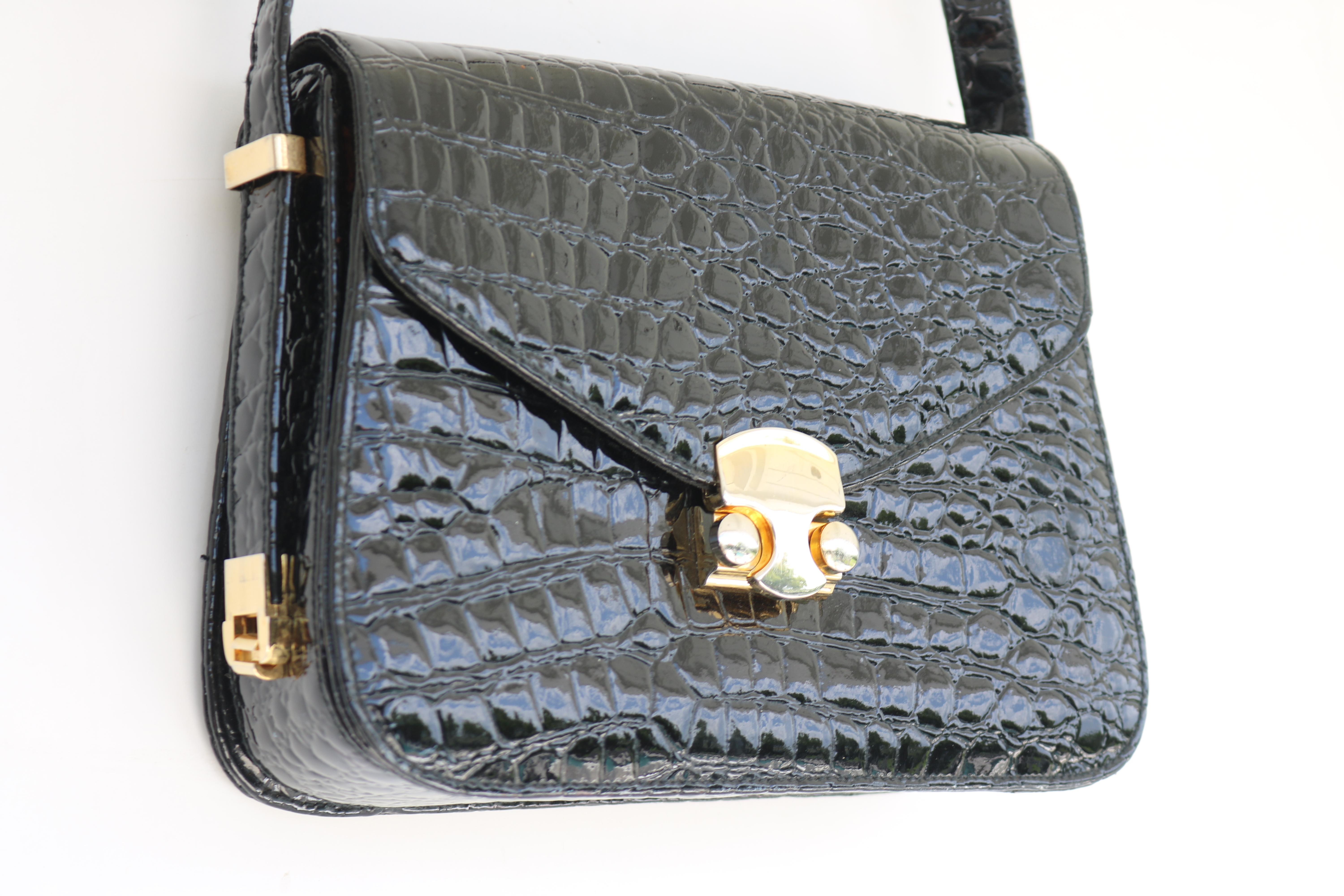 Women's Alligator Leather Gold Shoulder Crossbody Handbag-circa 1980s-Gucci Style For Sale
