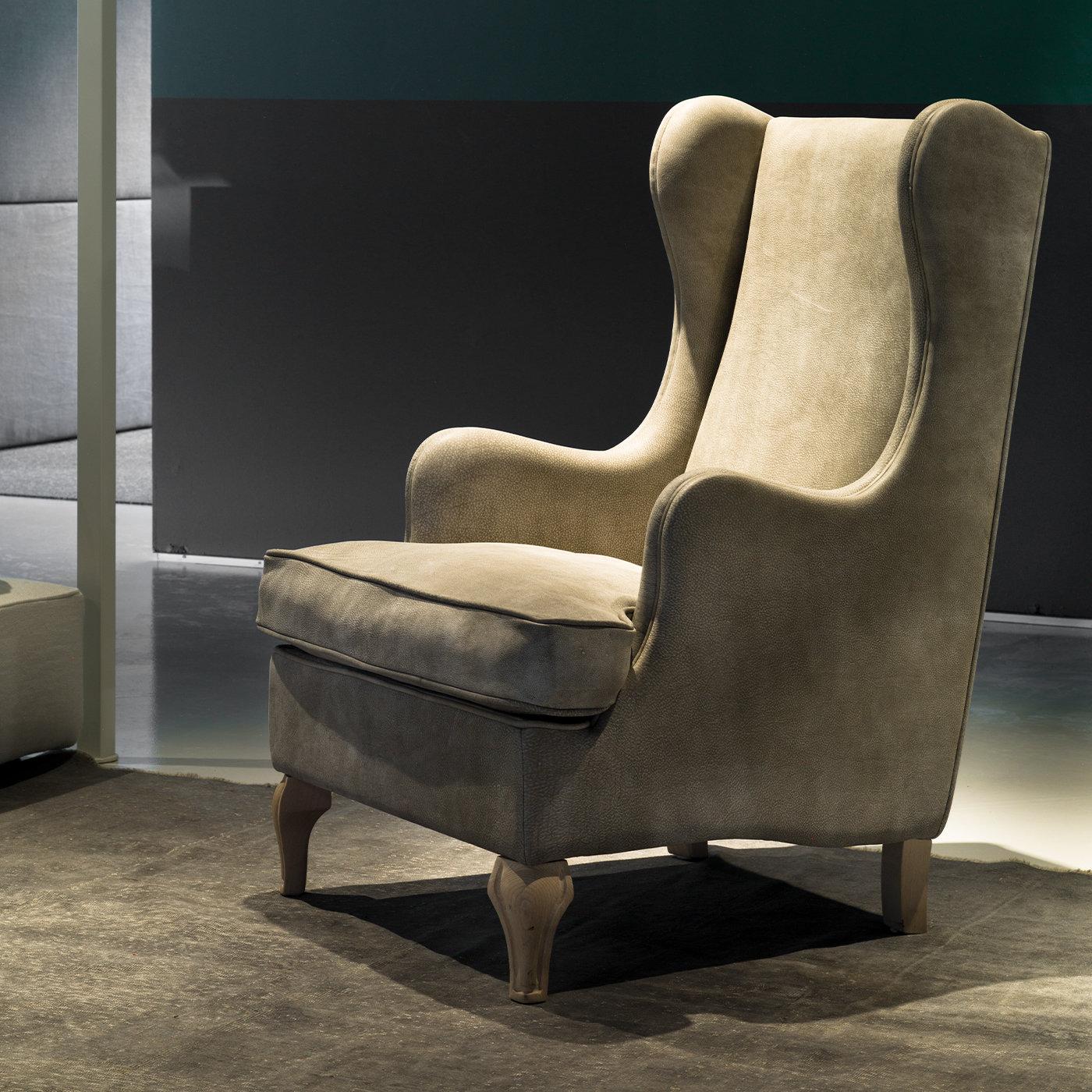 Stately yet harmonious, this luxe armchair padded with lined polyurethane will infuse bold character into rustic-chic decors. The fluffy seat - equipped with suspension steel springs and stuffed with warm feathers - flanked by sinuous armrests