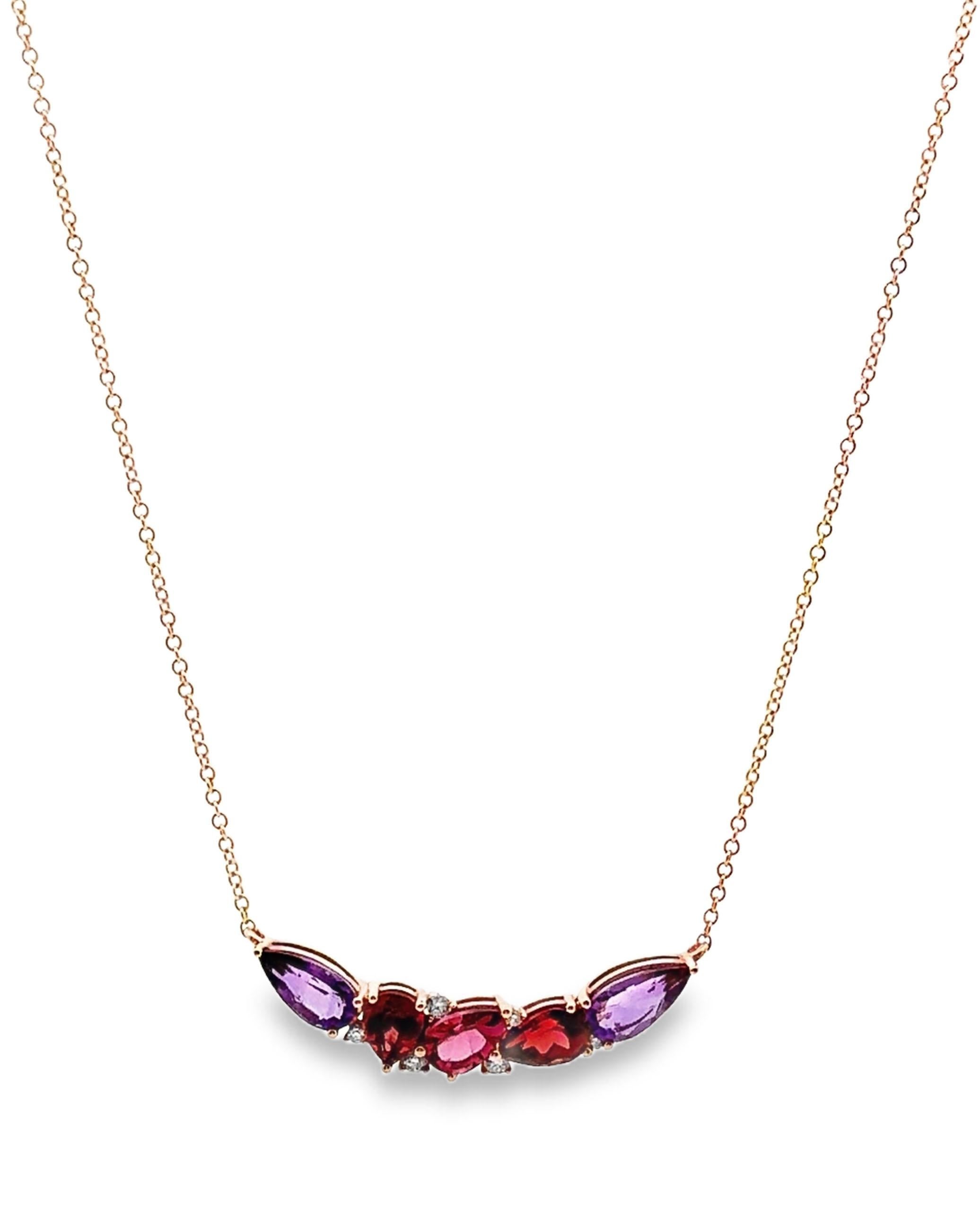 Collana a strati in oro rosa 14K di Allison Kaufman con 2 ametiste a forma di pera del peso di 0,98 carati, 2 granati a forma di pera del peso di 0,74 carati, 1 tormalina rosa a forma di pera del peso di 0,40 carati e 6 diamanti taglio rotondo del