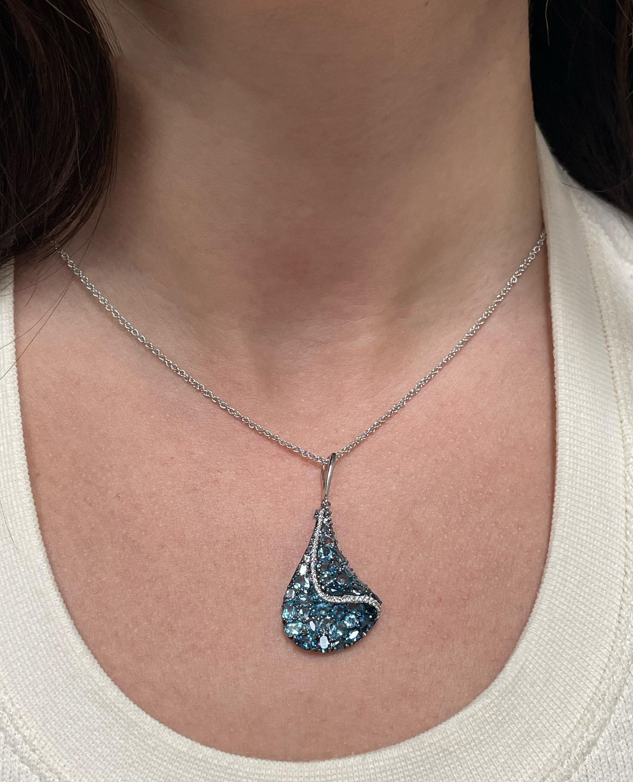 Donna Collana con ciondolo asimmetrico in oro blu e diamanti Allison Kaufman, oro bianco 14 carati in vendita