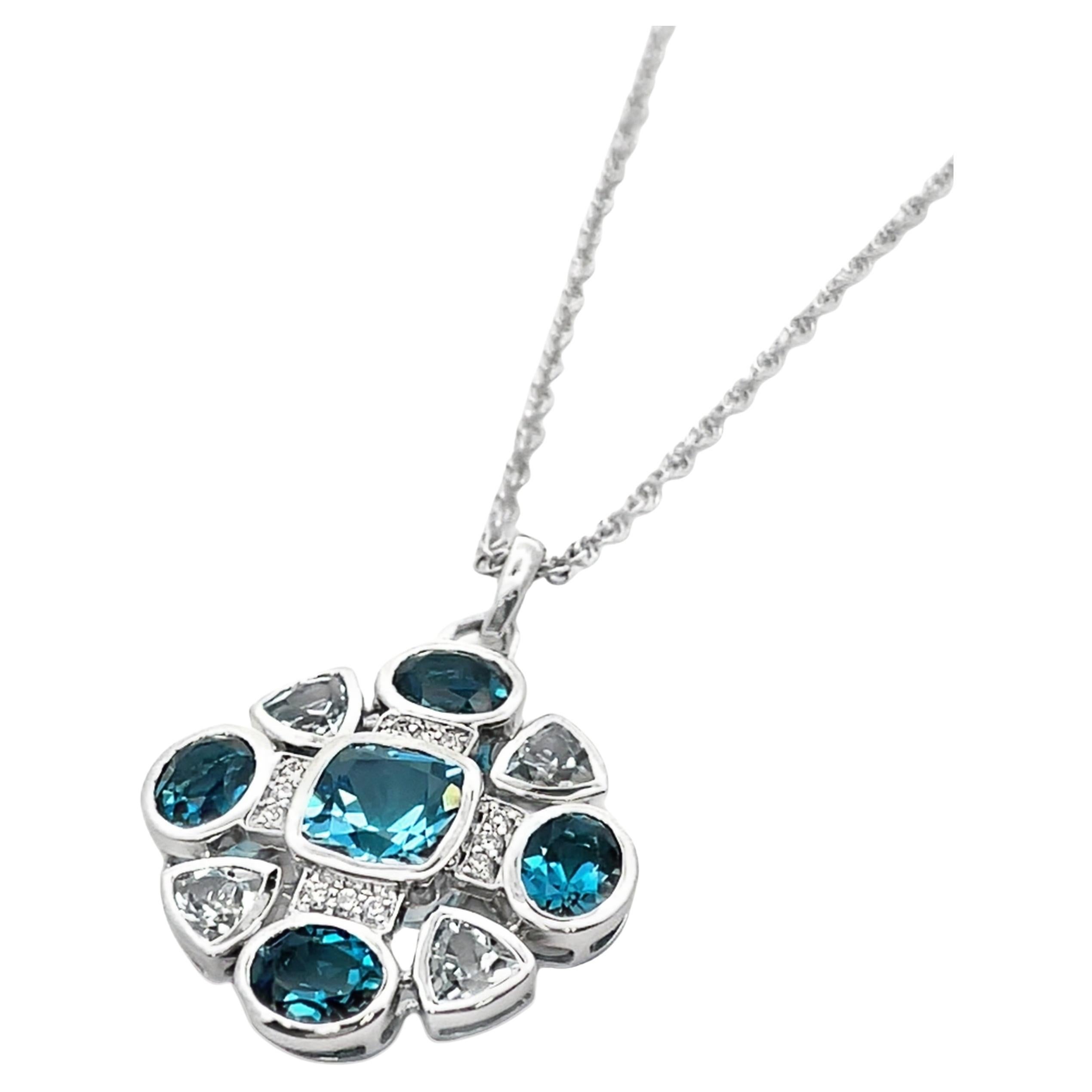 Collana con ciondolo in oro bianco 14K di Allison Kaufman con topazio blu a taglio misto del peso totale di 3,19 carati e diamanti rotondi del peso totale di 0,06 carati.  

- I diamanti hanno colore G e purezza SI1/2.