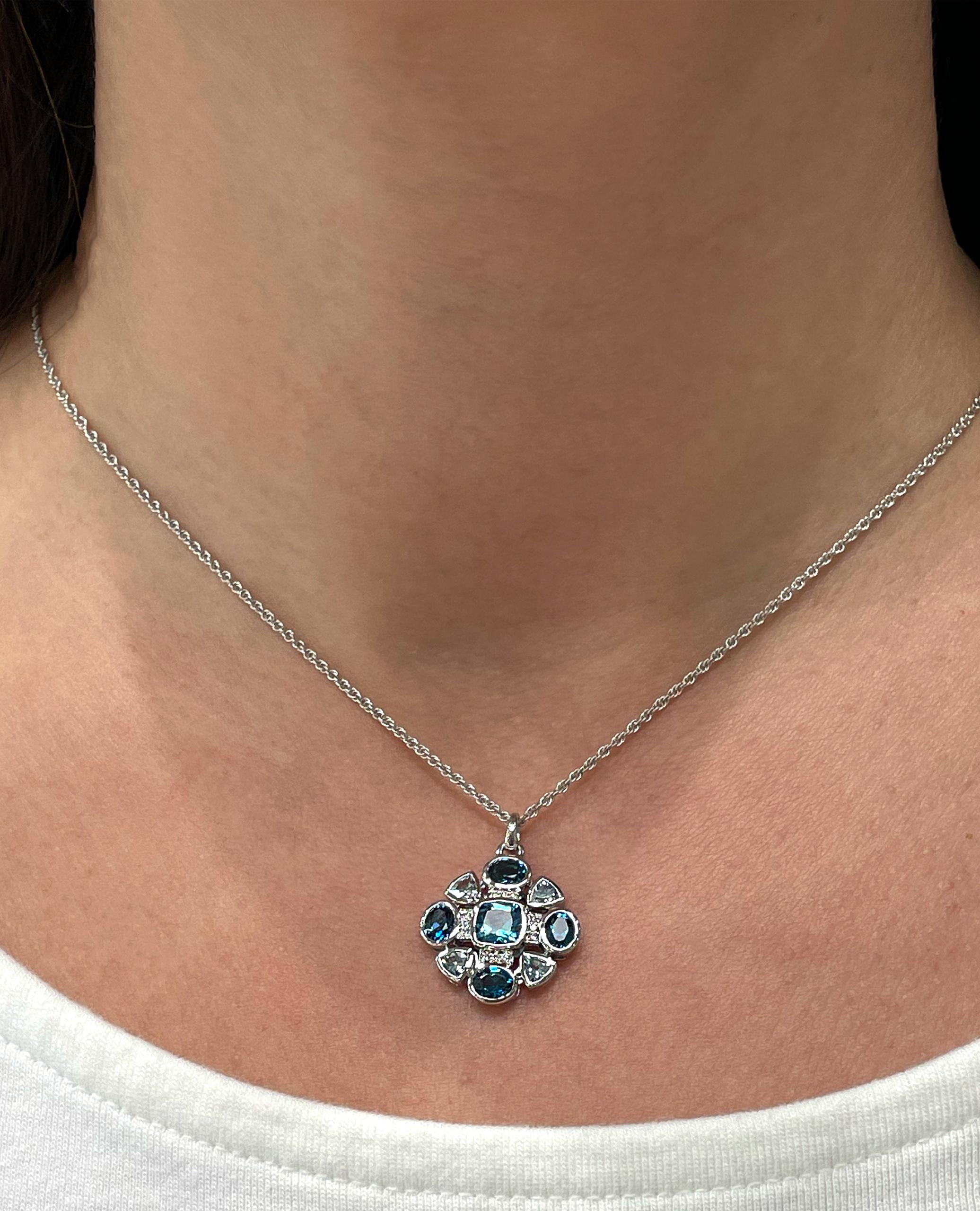 Contemporaneo Collana con ciondolo geometrico in oro blu e diamanti di Allison Kaufman in oro bianco 14 carati in vendita