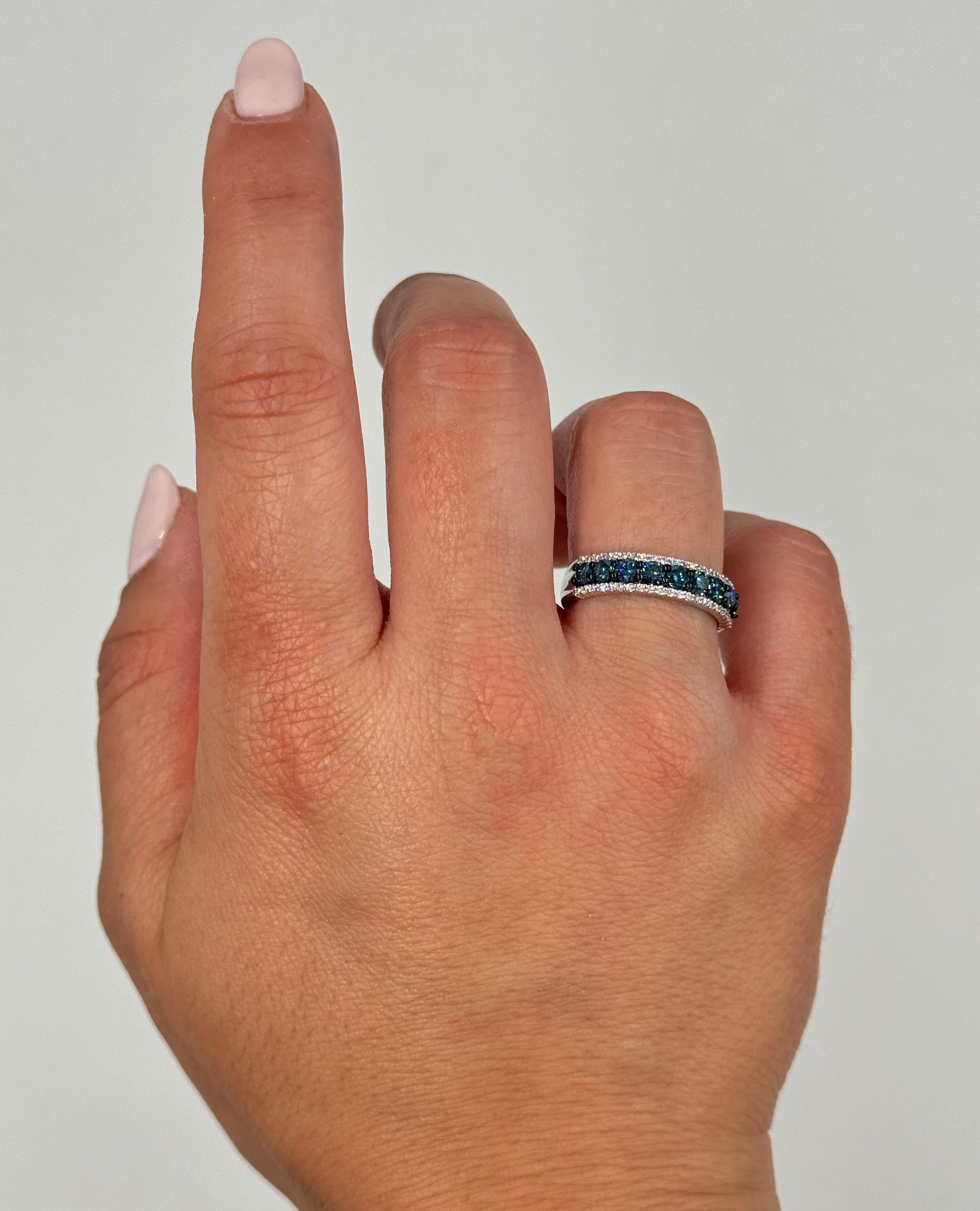 Fascia di diamanti in oro bianco 14K di Allison Kaufman con diamanti trattati blu per un peso totale di 0,80 carati e diamanti per un peso totale di 0,20 carati.

- Taglia 7, può essere aumentata o diminuita fino a 2 taglie.
- I diamanti Whiting