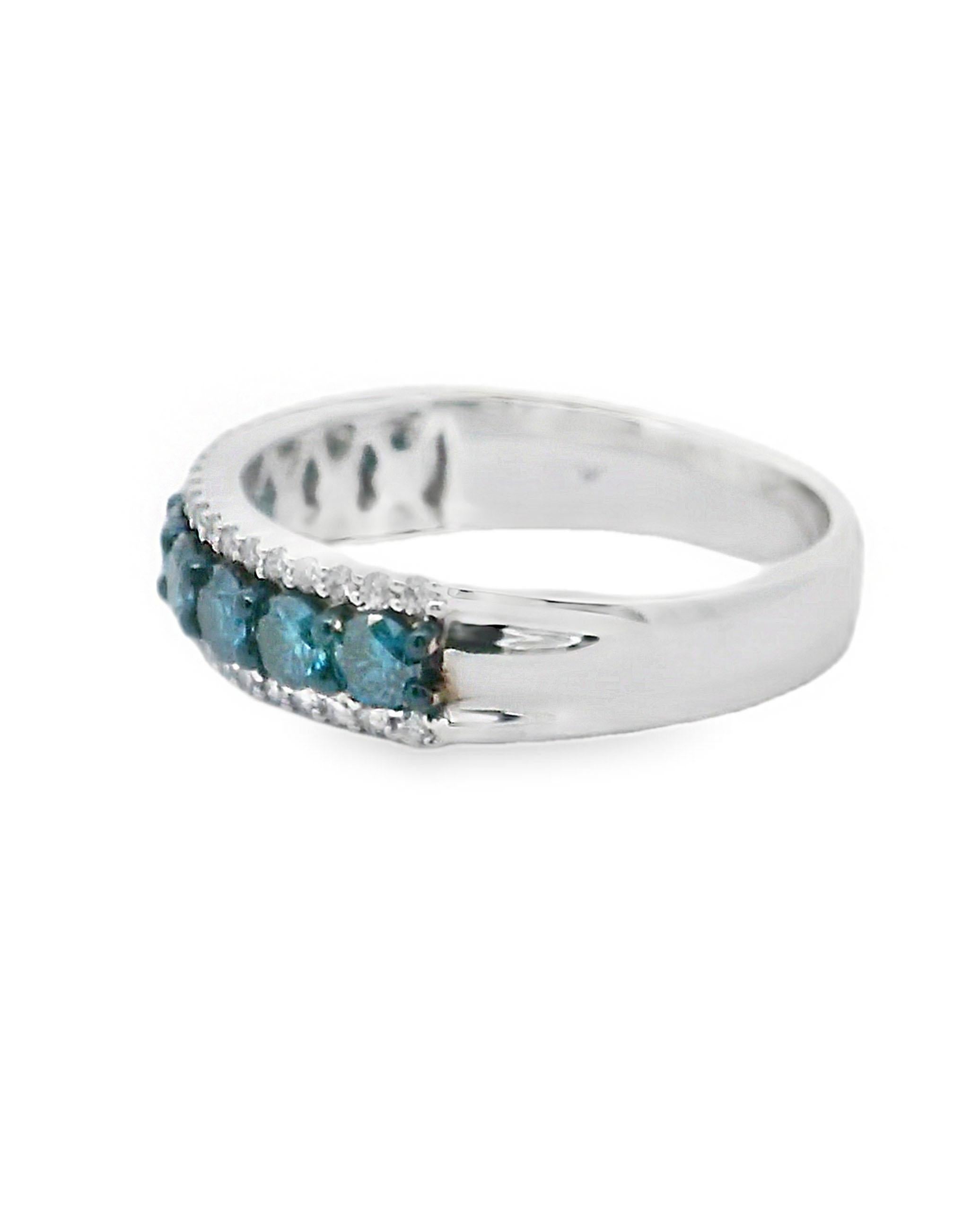 Taglio rotondo Fascia di diamanti in oro bianco 14K con diamanti blu trattati di Allison Kaufman in vendita