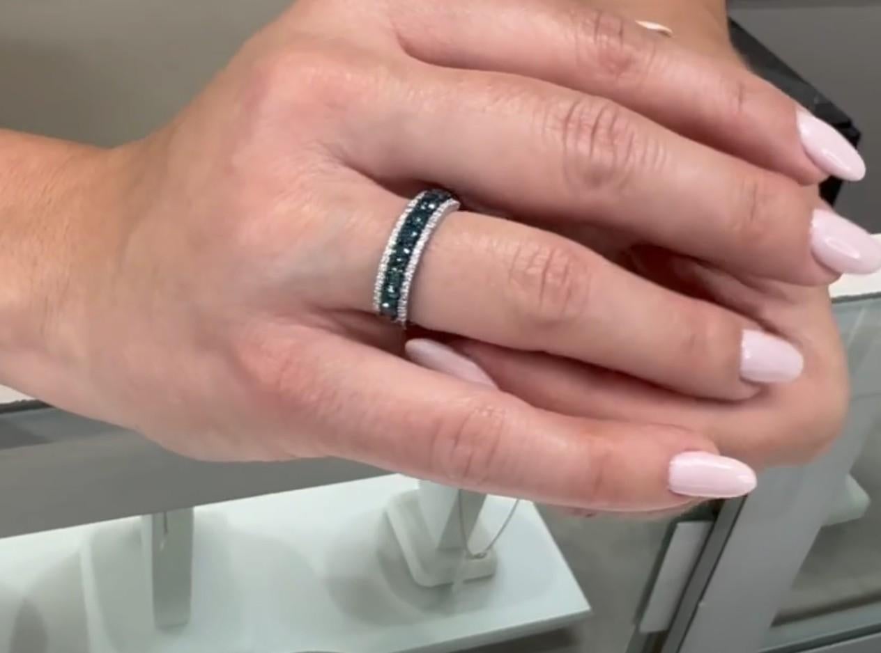Fascia di diamanti in oro bianco 14K con diamanti blu trattati di Allison Kaufman in vendita 2